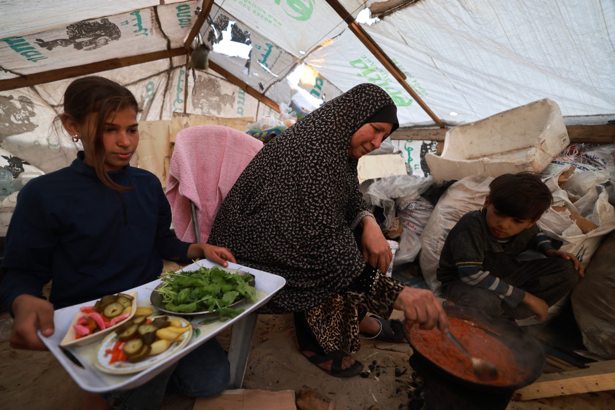 Displaced Palestinians prepare an iftar meal