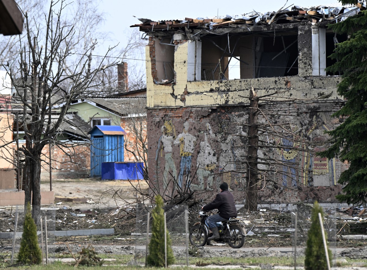 Russian bombs turn Ukraine border village into 'hell'