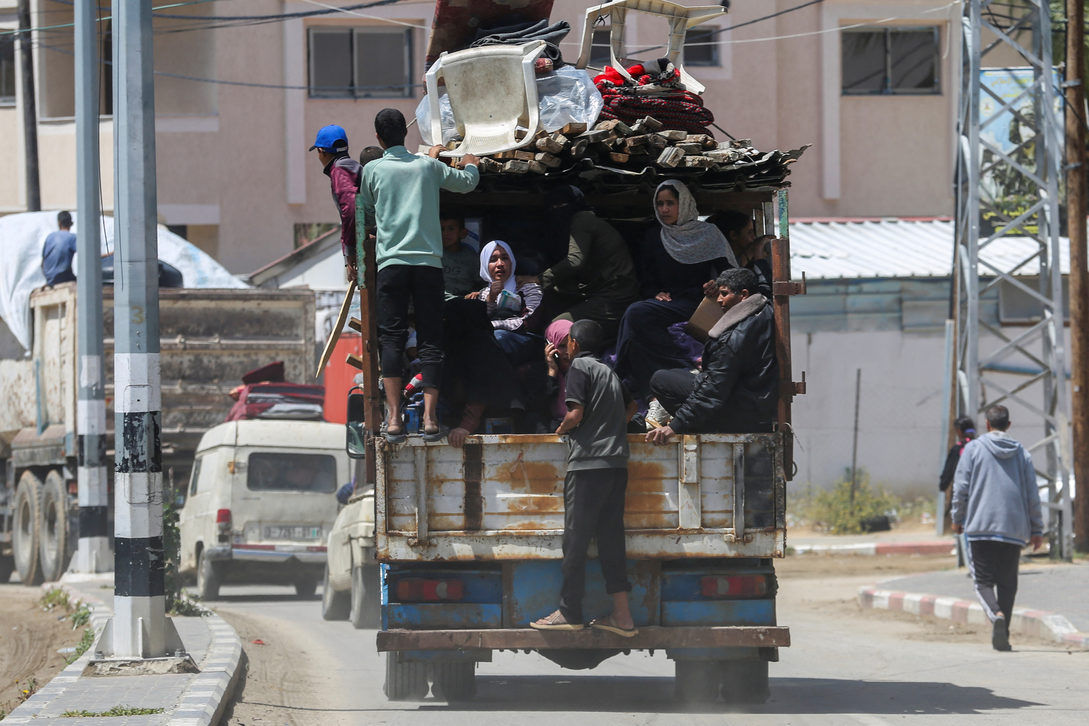 People flee the eastern parts of Rafah
