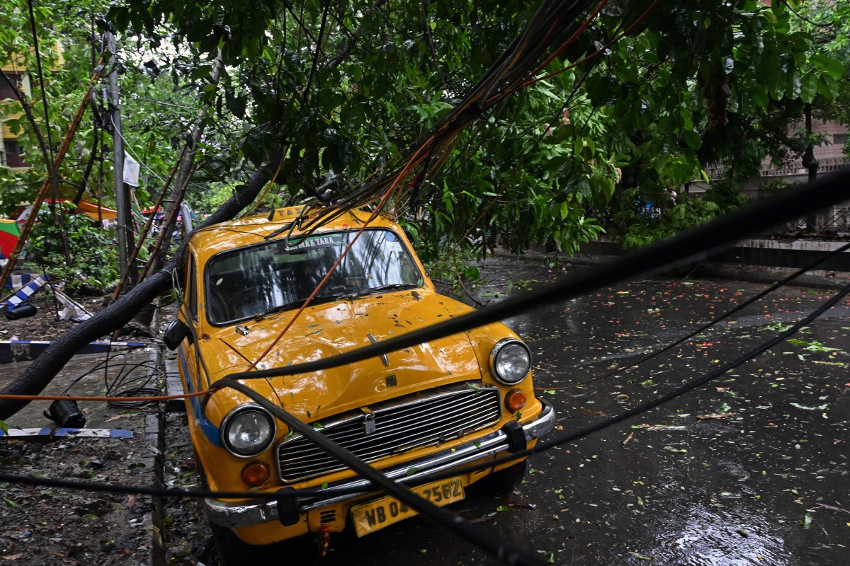Cyclone blows away thatched roofs and cuts power in Bangladesh and India