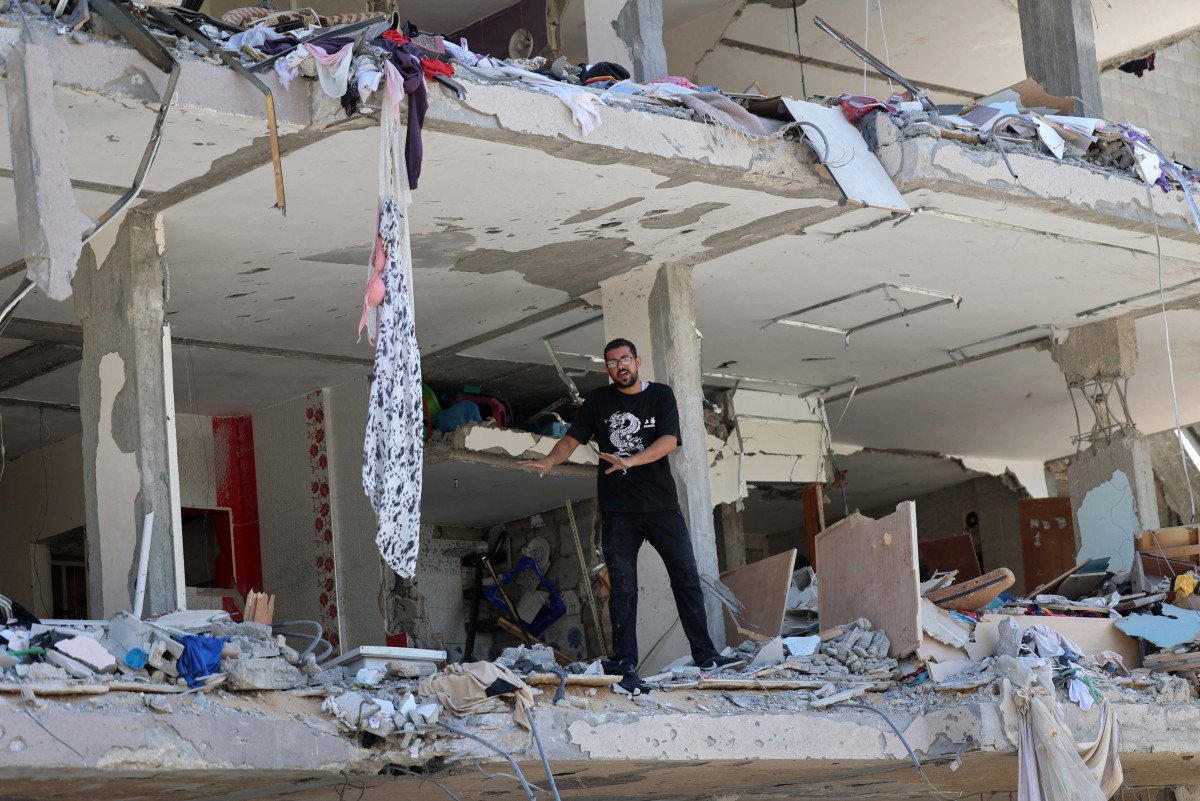 A Palestinian man who returned briefly to the Jabalia refugee camp