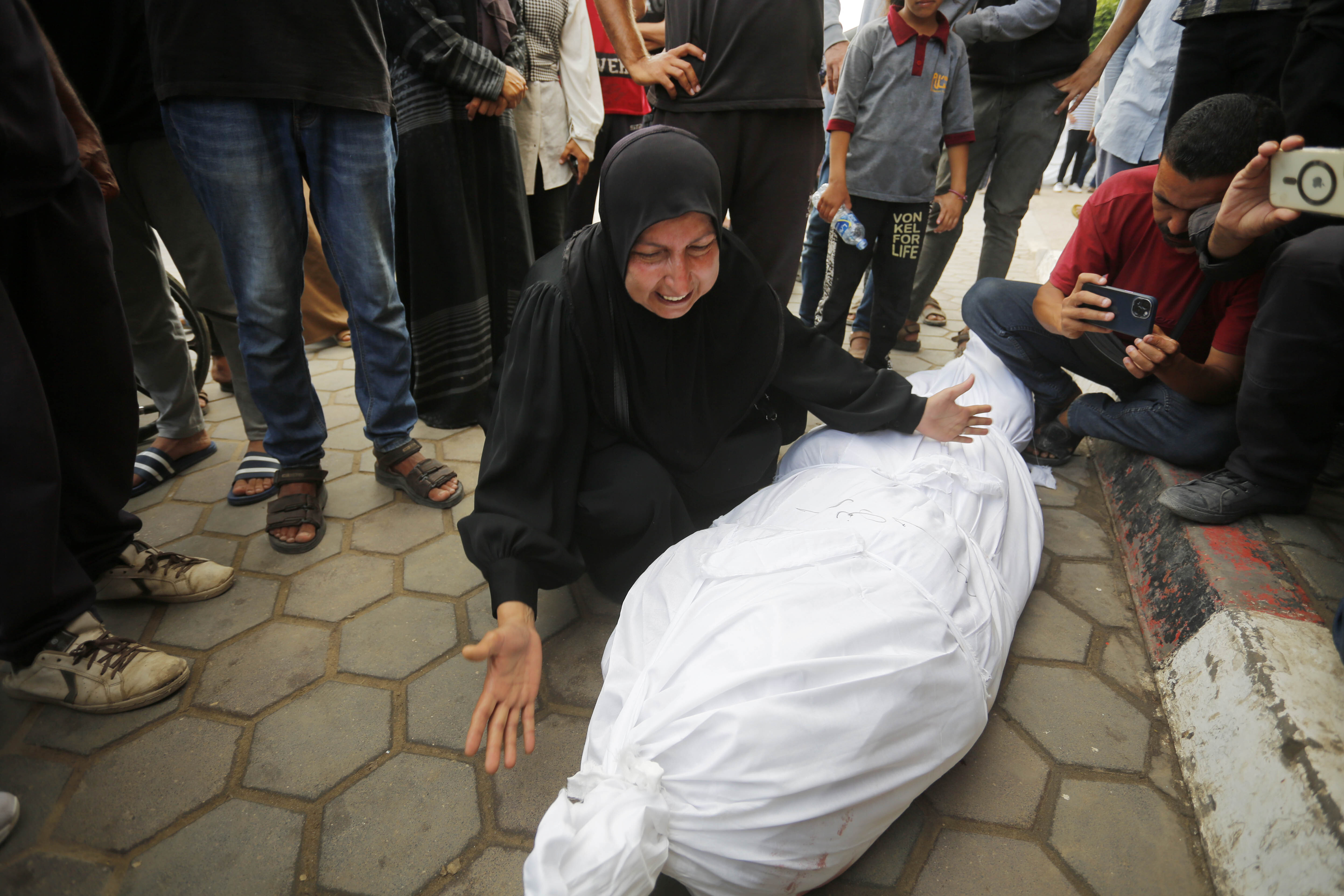 Funeral prayers held in the Al-Aqsa Martyrs Hospital courtyard