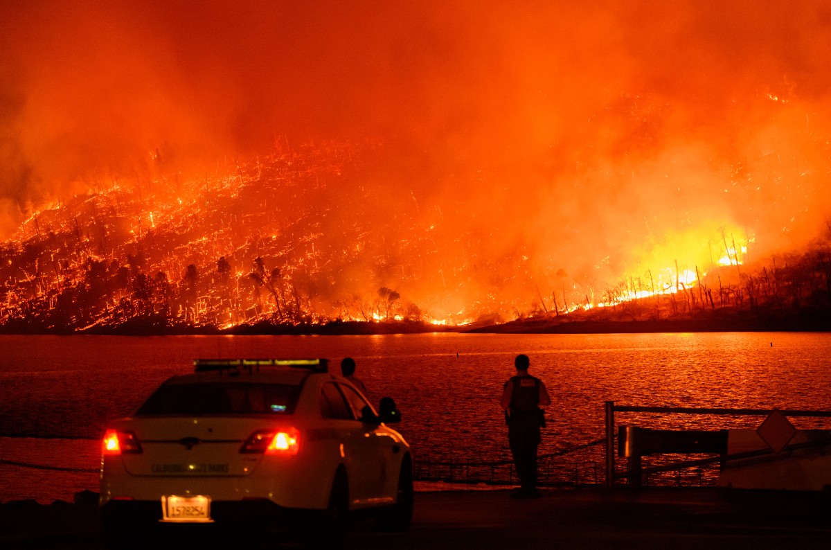 Thousands told to flee raging California wildfire