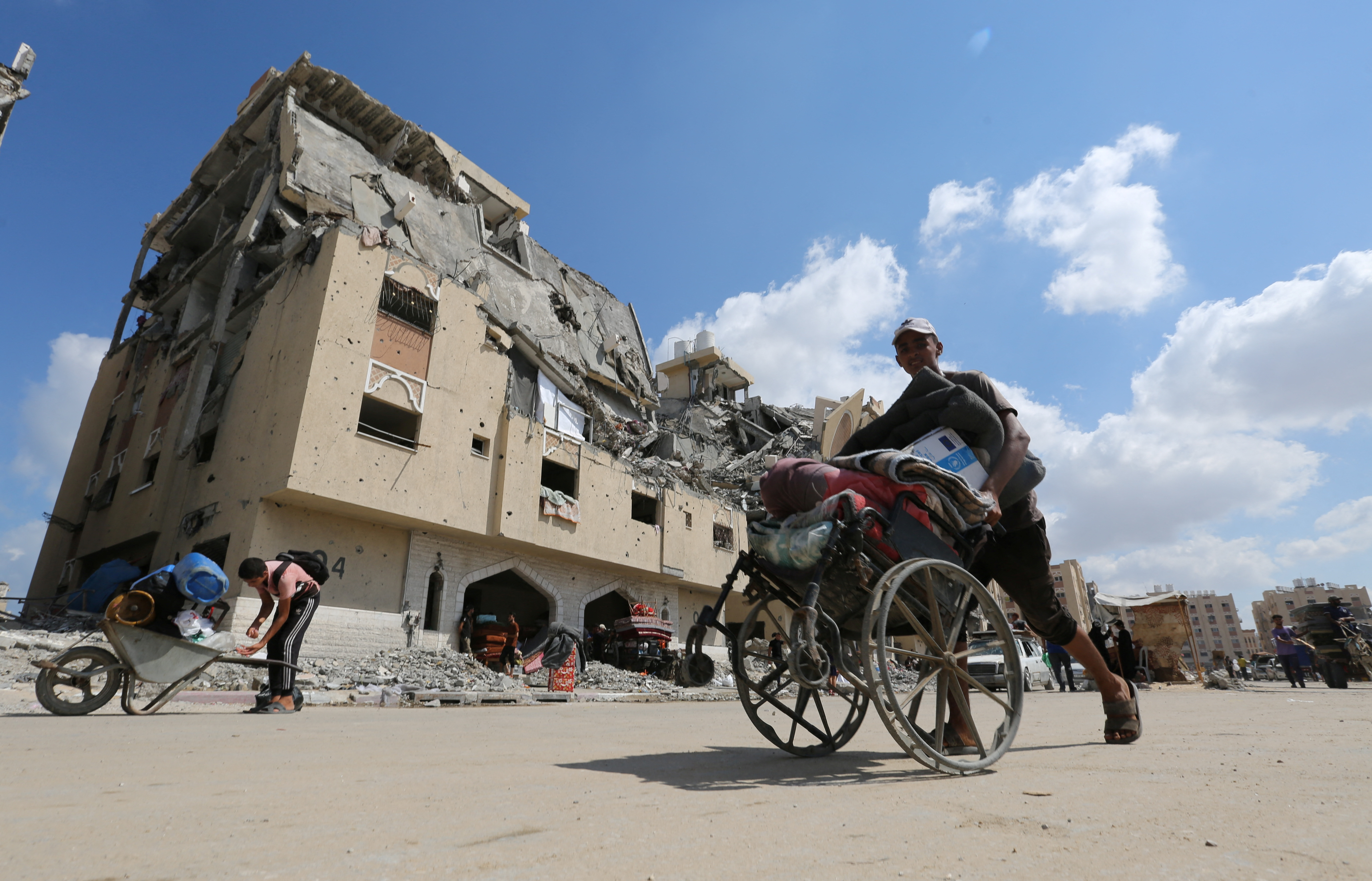 Displaced Palestinians make their way as they flee Hamad City following an Israeli evacuation order, amid Israel-Hamas conflict, in Khan Younis in the southern Gaza Strip August 11, 2024. REUTERS/Hatem Khaled