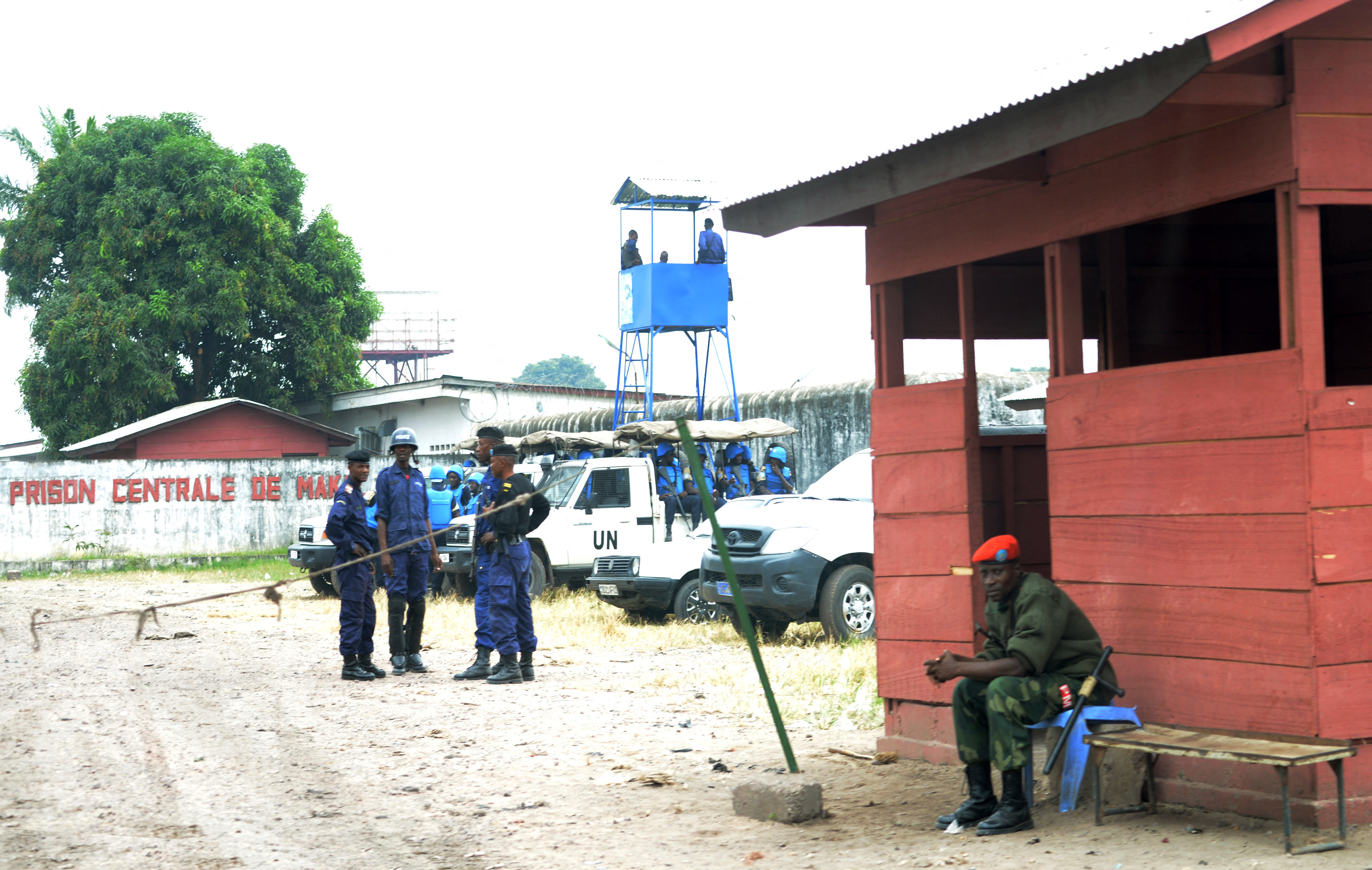 Congolese police and UN soldiers stand guard after an incident at the Makala jail