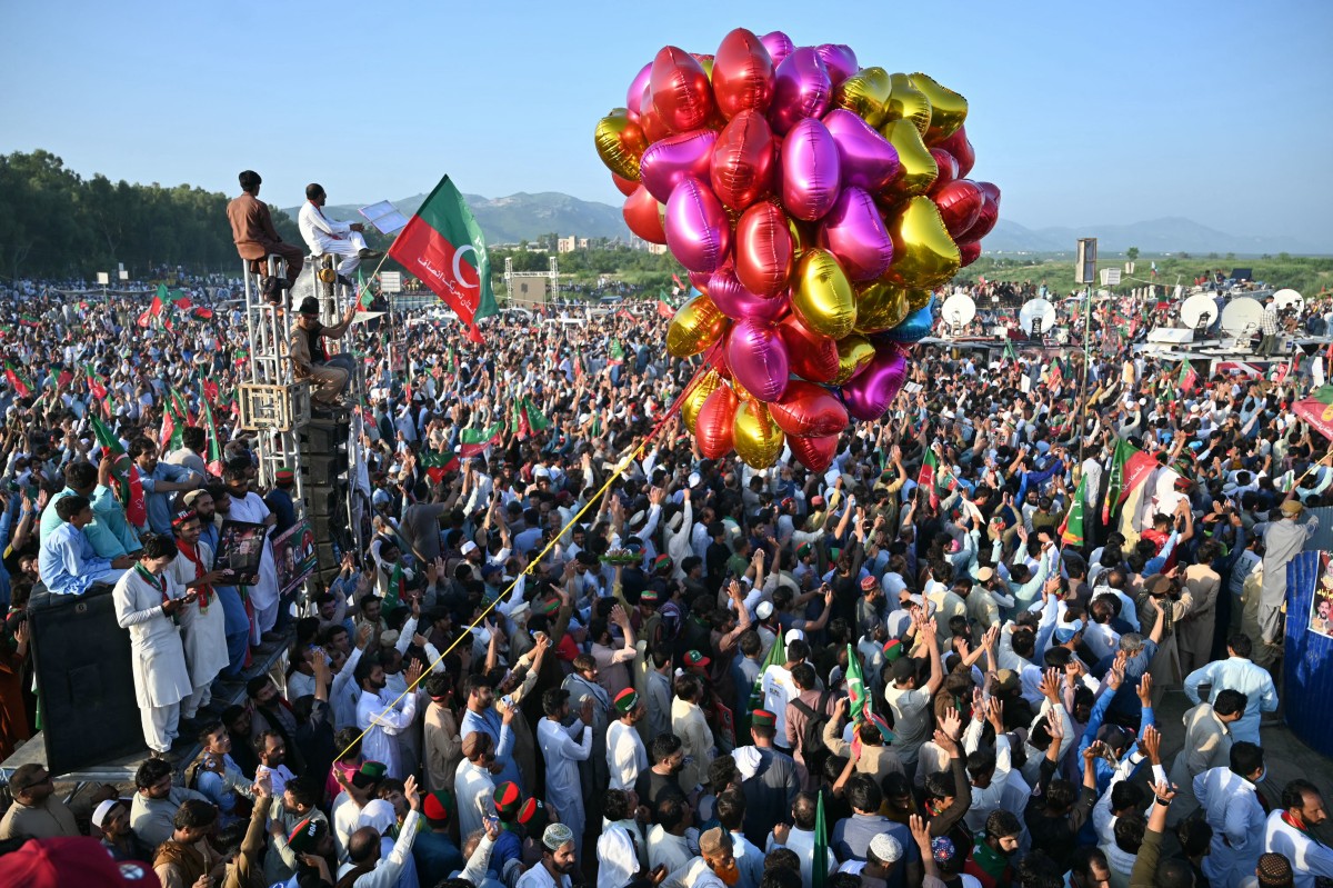 Thousands defy roadblocks in rally for Pakistan ex-PM Khan