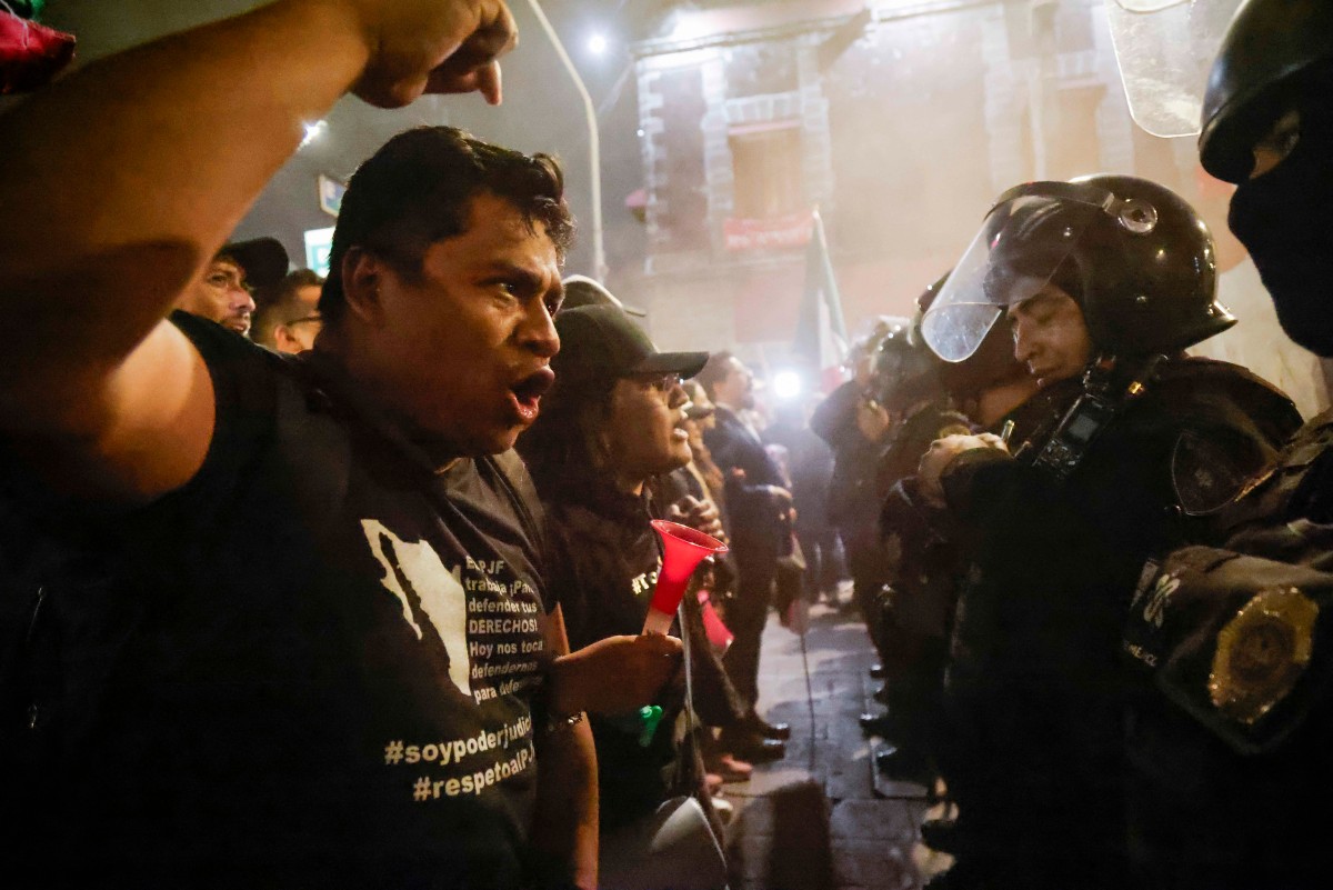 Protesters storm Mexican Senate to disrupt judicial reform debate