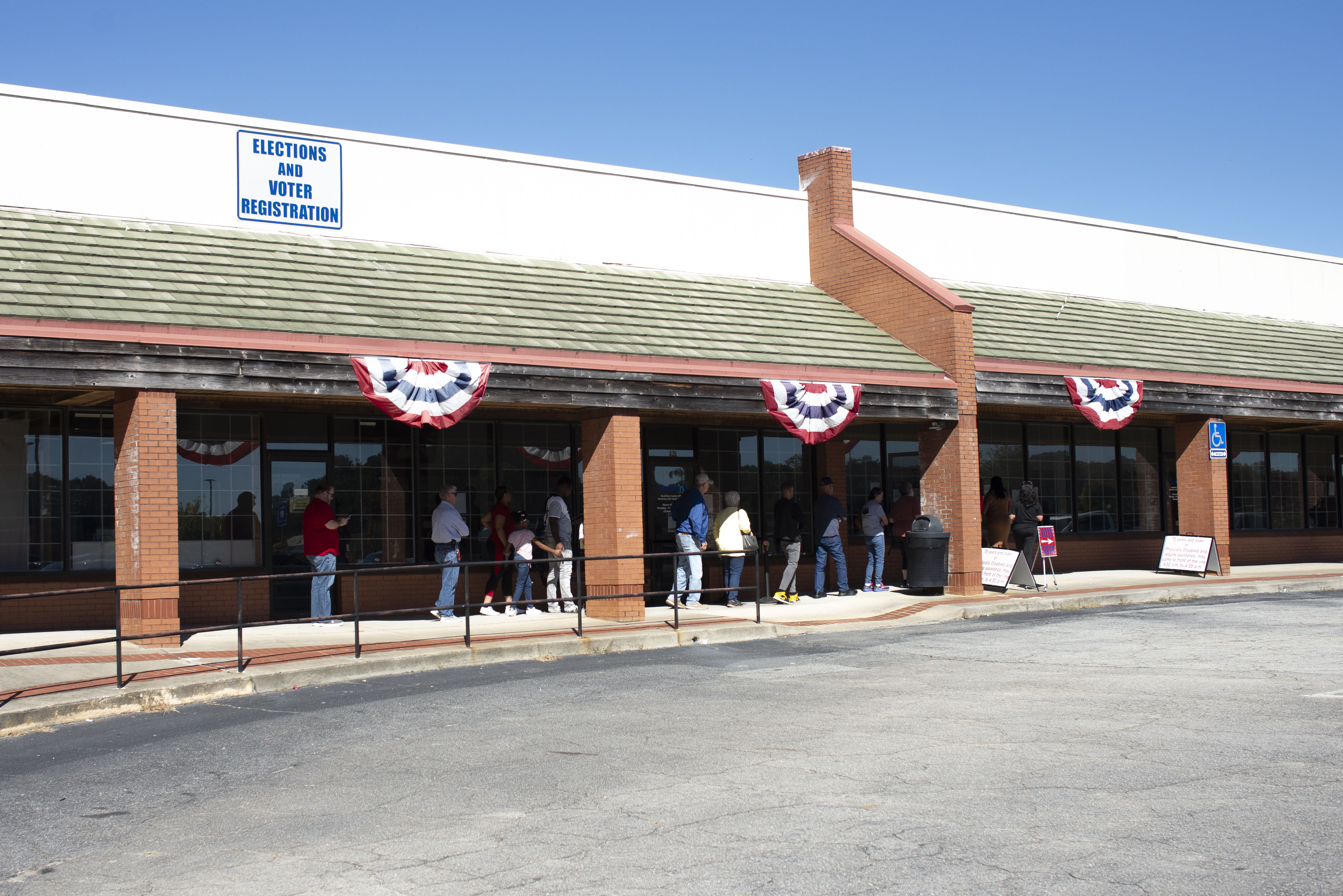 Voters stand in line to cast early ballots in Spalding County, Georgia [Joseph Stepansky/Al Jazeera]