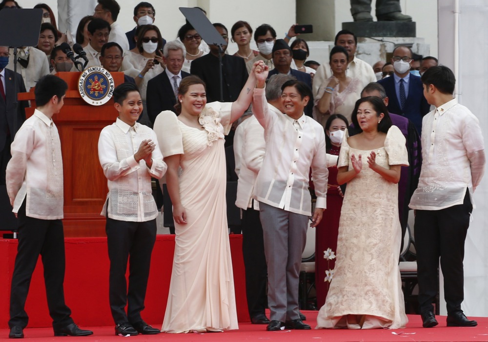 epa10042692 New Philippine President Ferdinand 'Bongbong' Marcos Jr. (4-L), son of the late president Ferdinand Marcos, celebrates with new Vice-President Sara Duterte (3- L) during Marcos' inauguration ceremony at the National Museum grounds in Manila, Philippines 30 June 2022. The former senator becomes the country ’ s 17th president. EPA-EFE/ROLEX DELA PENA