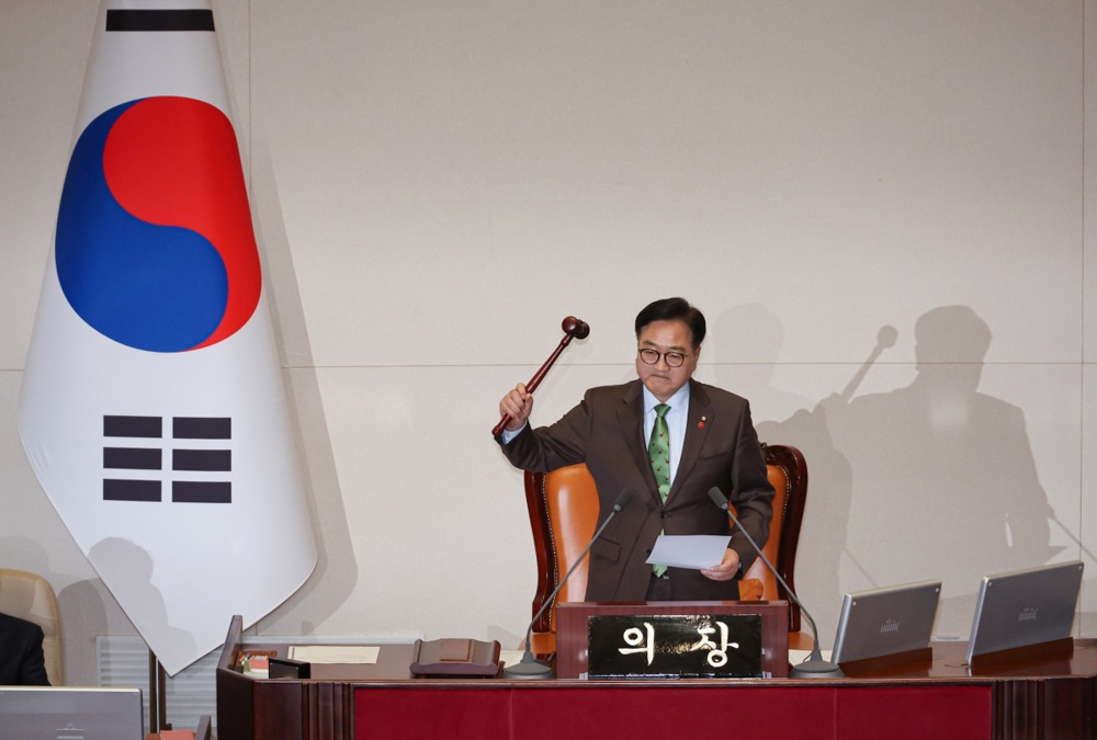 epaselect epa11776032 National Assembly Speaker Woo Won-shik declares the passage of an impeachment motion against President Yoon Suk Yeol at the parliament in Seoul, South Korea, 14 December 2024. EPA-EFE/YONHAP SOUTH KOREA OUT