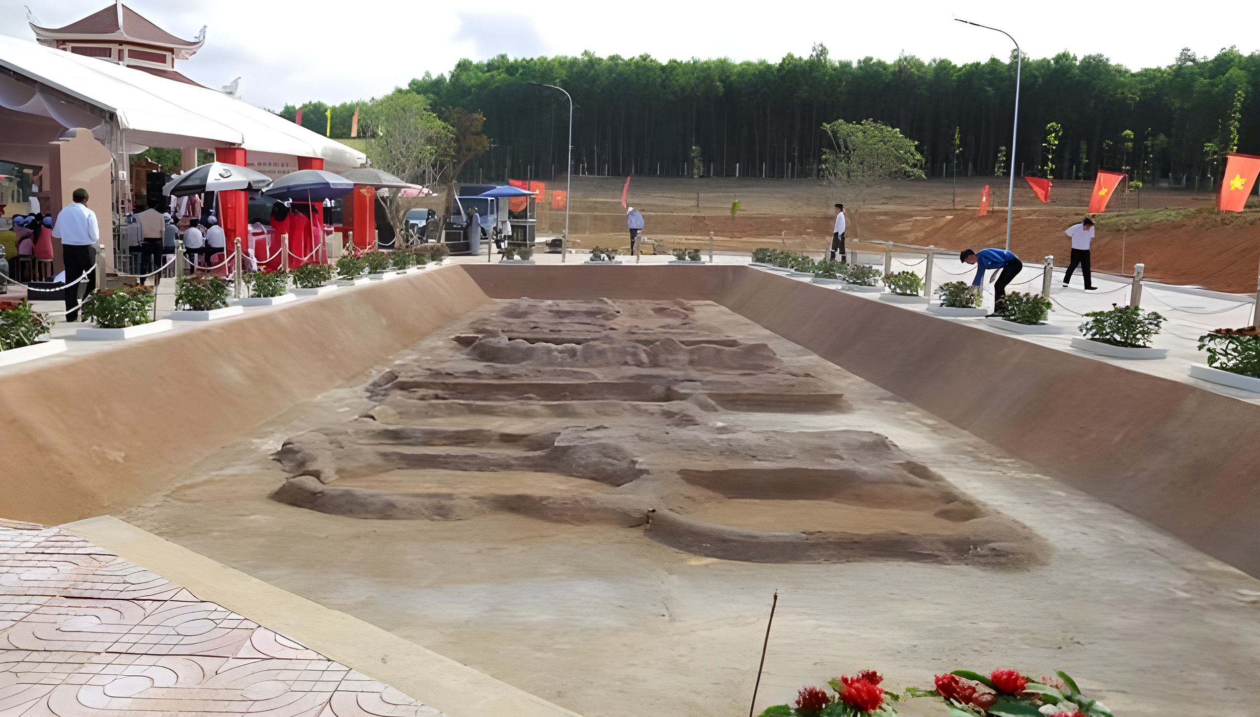 the remains of roughly 60 Vietnamese soldiers and volunteers were uncovered then properly laid to rest in April 2022 at the Tang Bạt Ho Town Martyrs’ Cemetery, where a solemn ceremony was attended by state leaders and thousands of veterans, locals, and the families of the fallen. 