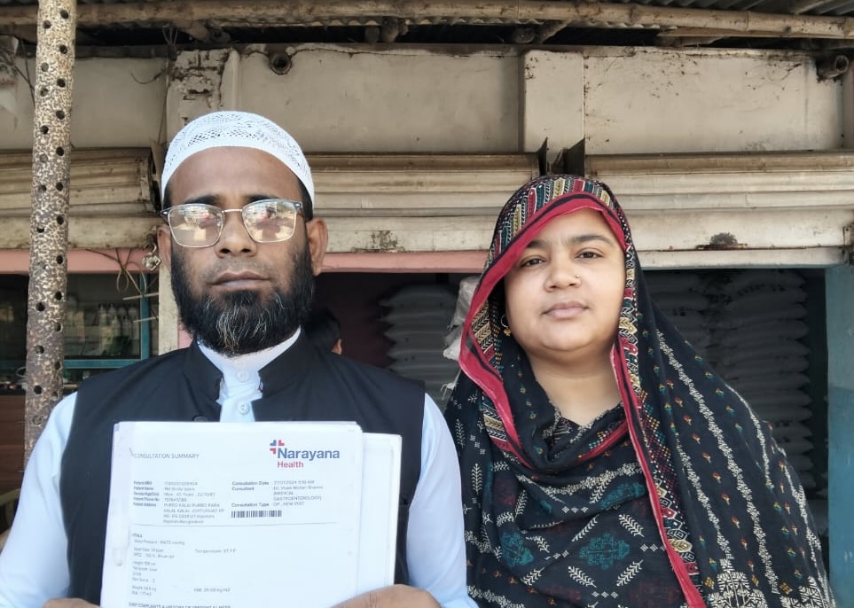 Shariful Islam and his wife, from Joypurhat in northwestern Bangladesh, have been travelling to India for the past four years for medical treatment. Now, their visas have expired and they're struggling to get new ones [Moudud Ahmmed Sujan/Al Jazeera]
