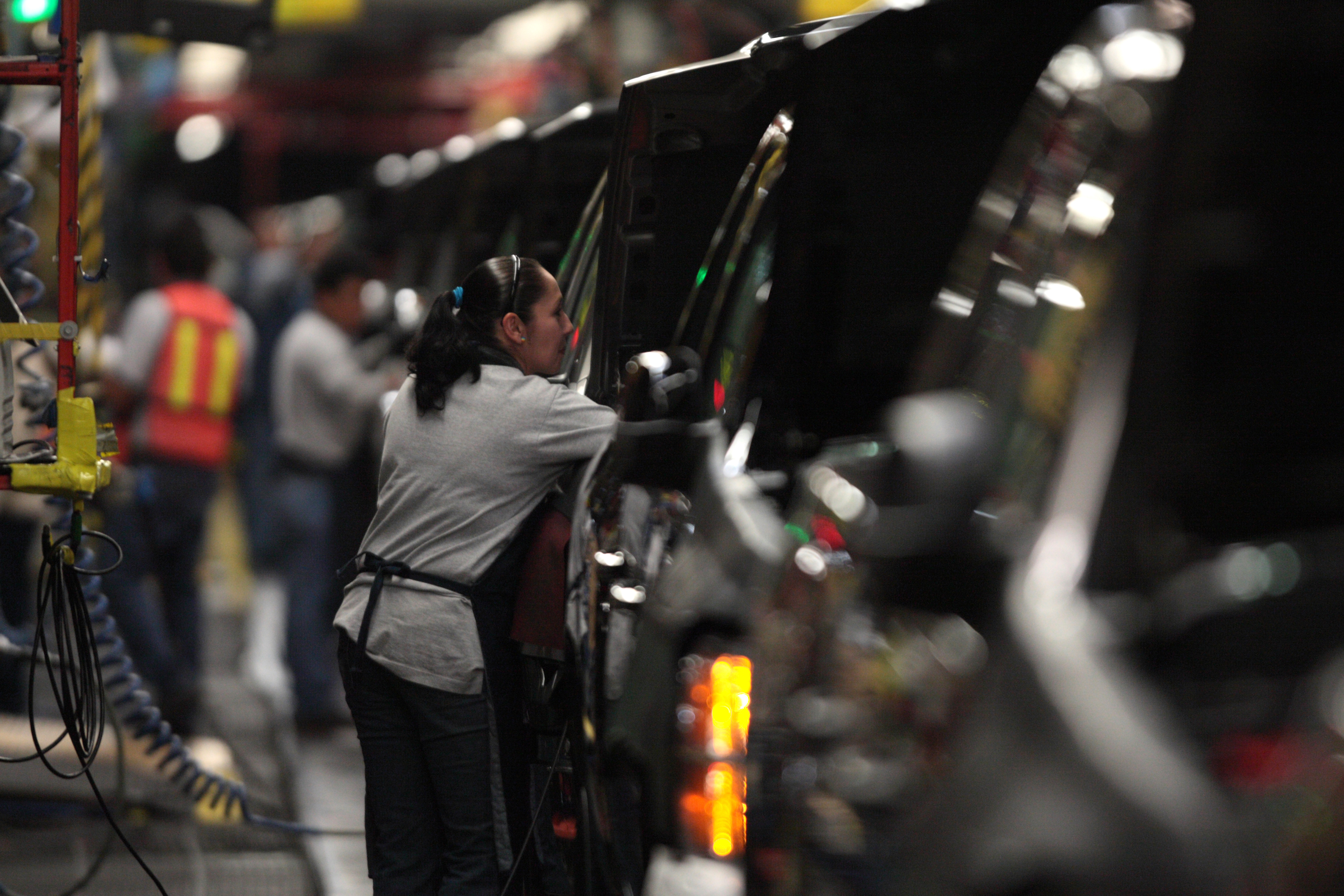 Factory employees are seen working in the plant of General Motors in the city of Silao, in the state of Guanajuato, Mexico in this November 25, 2008 file photo. The specter of bankruptcy hanging over automakers in Detroit is also stoking fears in Mexico, whose car industry is heavily dependent on the U.S. Economy. Mexico was the world's 10th-biggest car producer in 2007, building cars for most of the world's top car makers, but exports are slackening as the United States goes through its worst financial crisis since the Great Depression. To match feature AUTOS/MEXICO REUTERS/Henry Romero/Files (MEXICO)