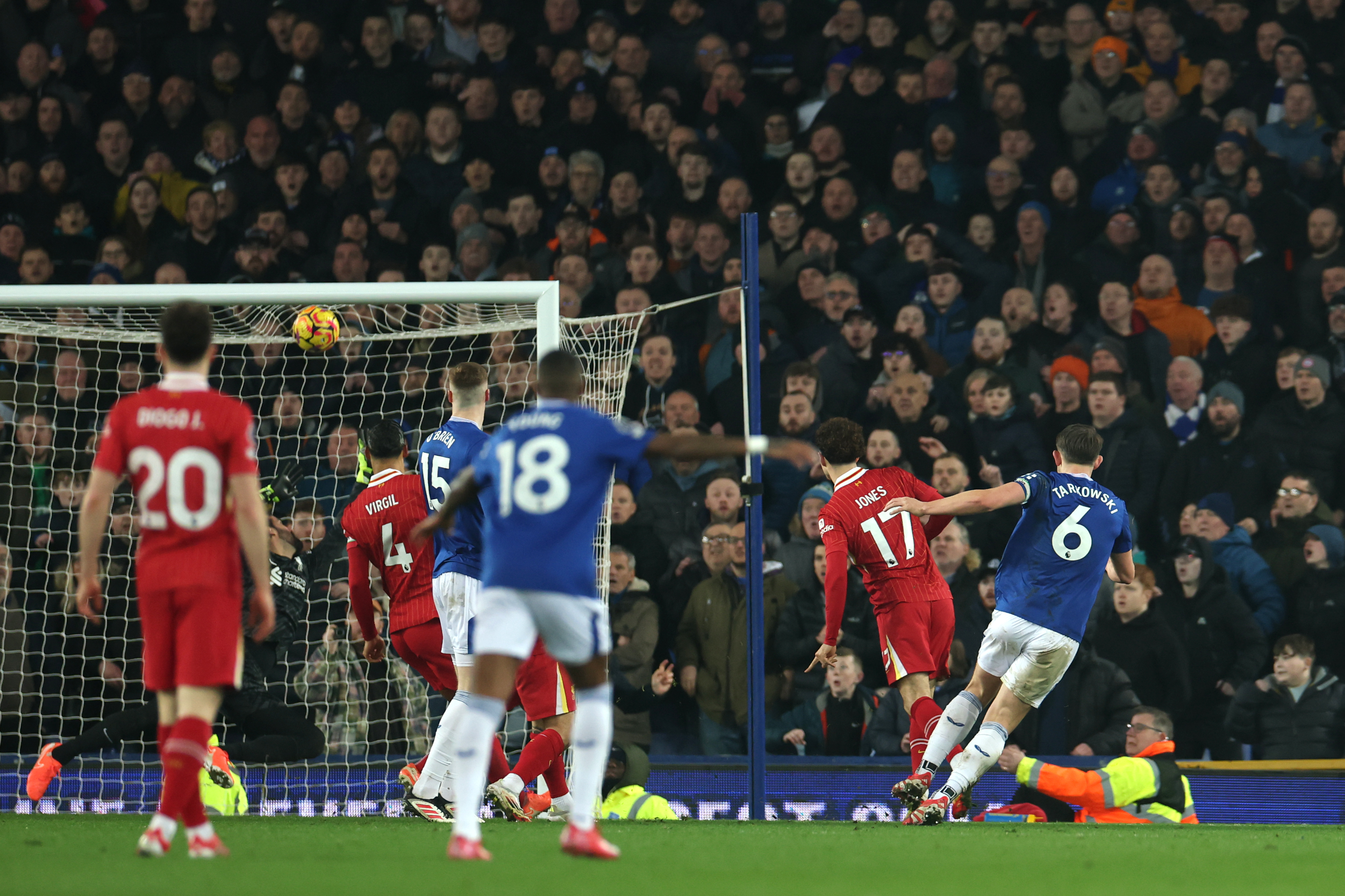 LIVERPOOL, ENGLAND - FEBRUARY 12: James Tarkowski of Everton scores his team's second goal during the Premier League match between Everton FC and Liverpool FC at Goodison Park on February 12, 2025 in Liverpool, England. (Photo by Alex Pantling/Getty Images)