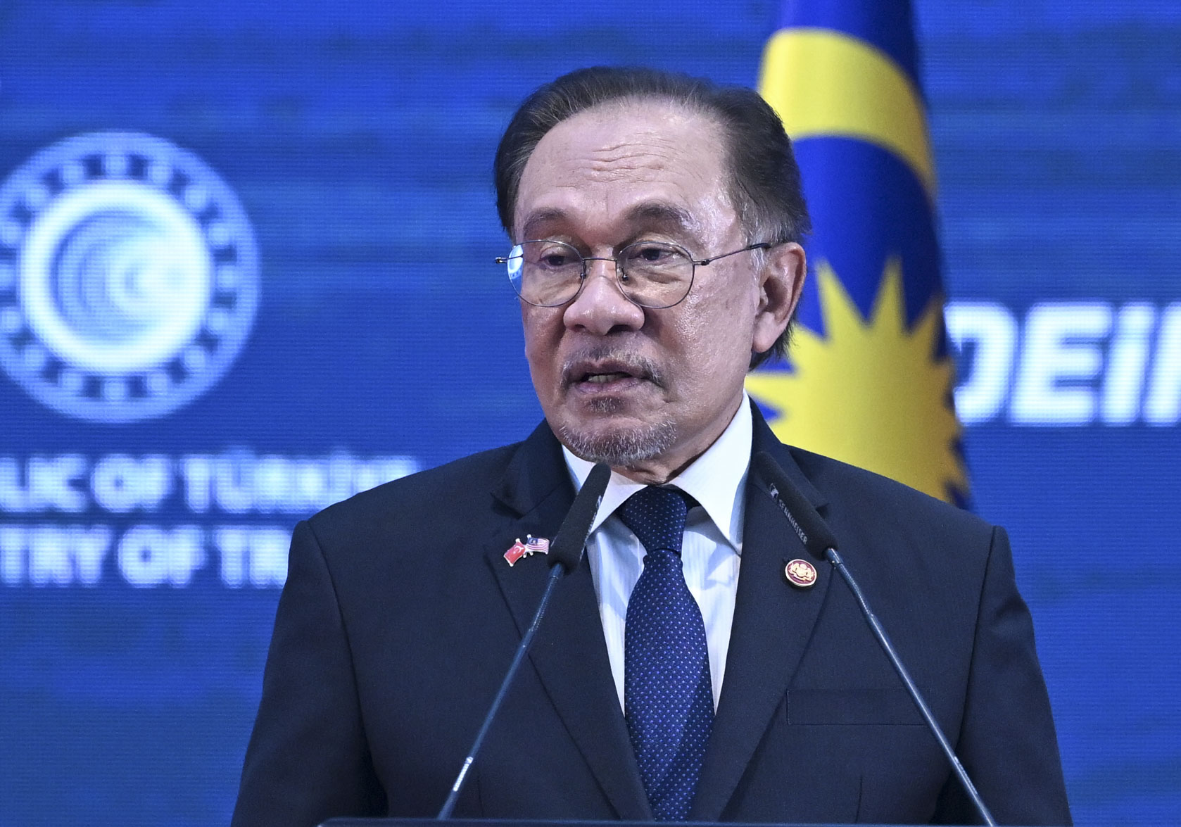 Malaysian Prime Minister Anwar Ibrahim makes a speech during the Turkiye-Malaysia Business Forum in Kuala Lumpur, Malaysia on February 11, 2025 [Anadolu]