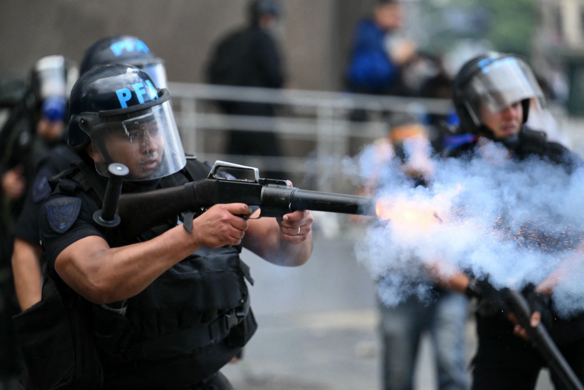Football diehards team up with Argentine retirees to protest pension reform