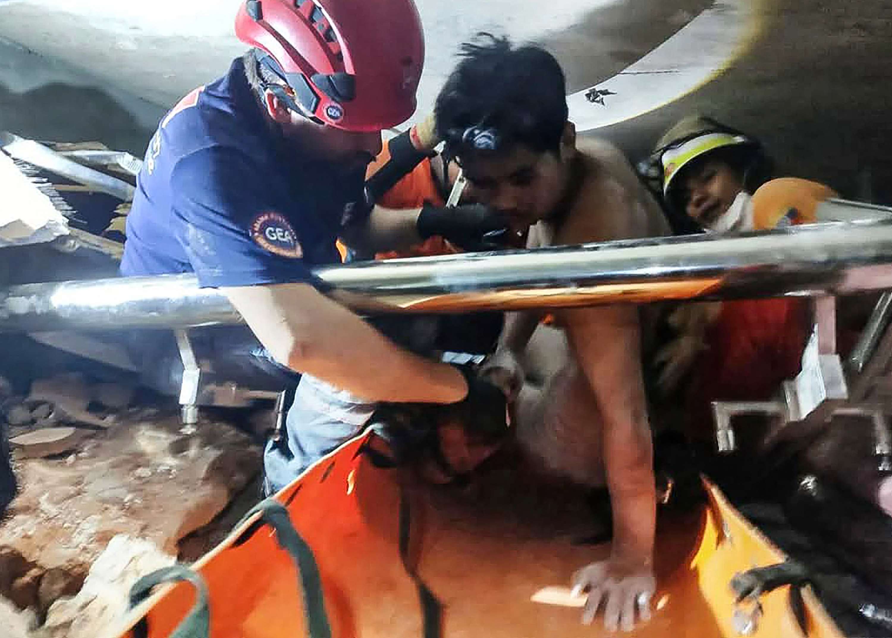 Myanmar quake death toll climbs as hope fades for survivors