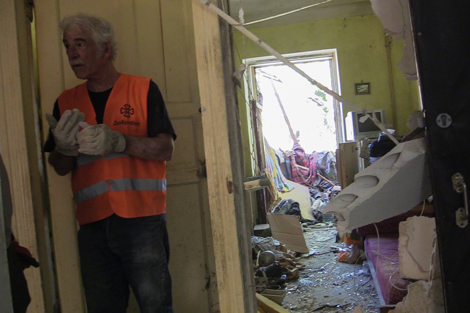 Tom Satterthwaite, a US volunteer from Oregon, helps remove the debris