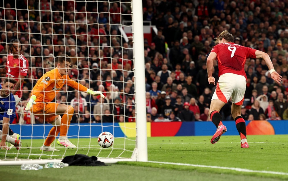 epa12085065 Rasmus Hojlund (R) of Manchester United scoring the third goal of his team during the UEFA Europa League semi-finals 2nd leg soccer match between Manchester United and Athletic Club, in Manchester, Britain, 08 May 2025. EPA-EFE/ADAM VAUGHAN