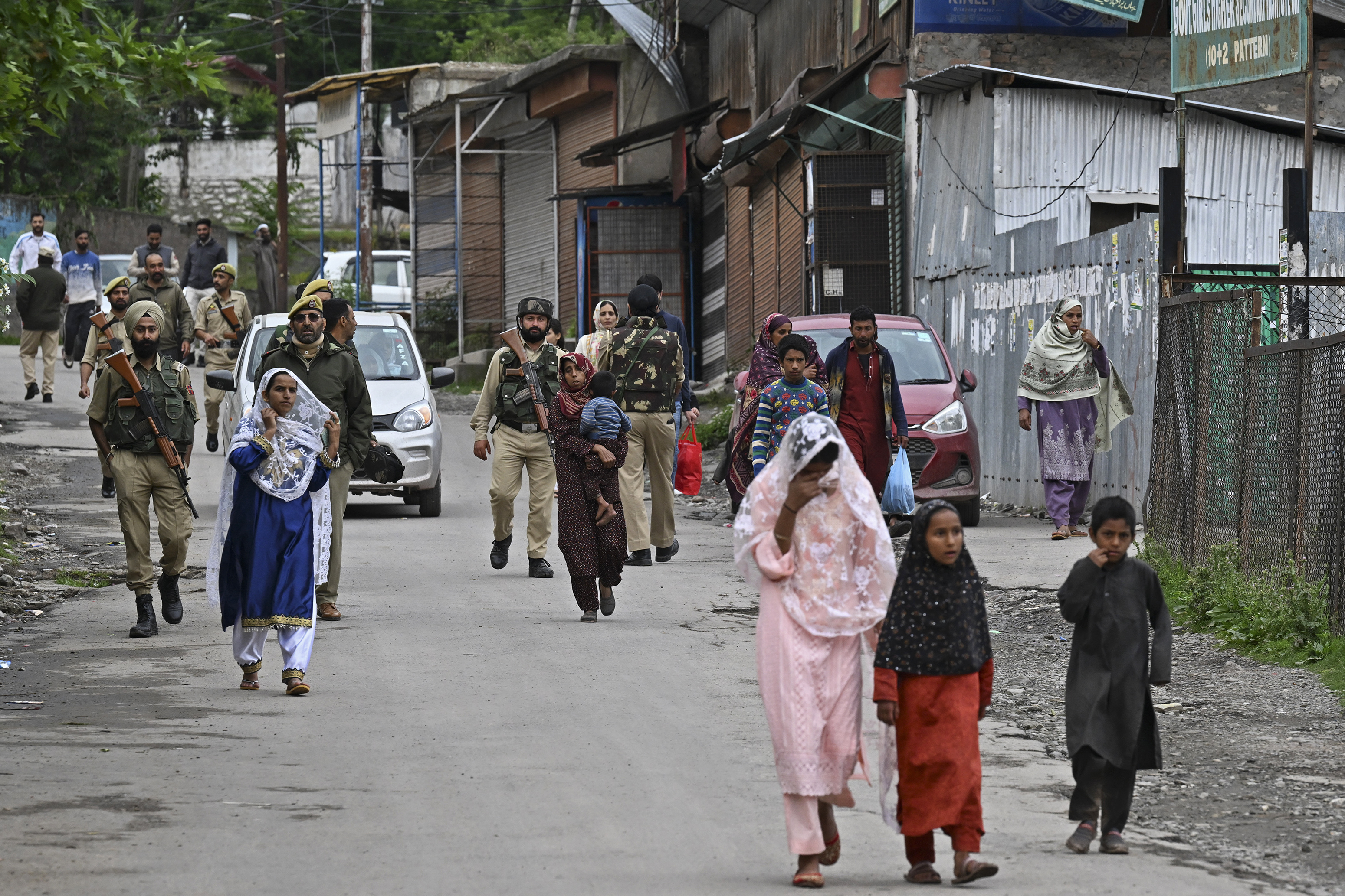 Intense shelling in Kashmir: Dozens injured, thousands seek shelter