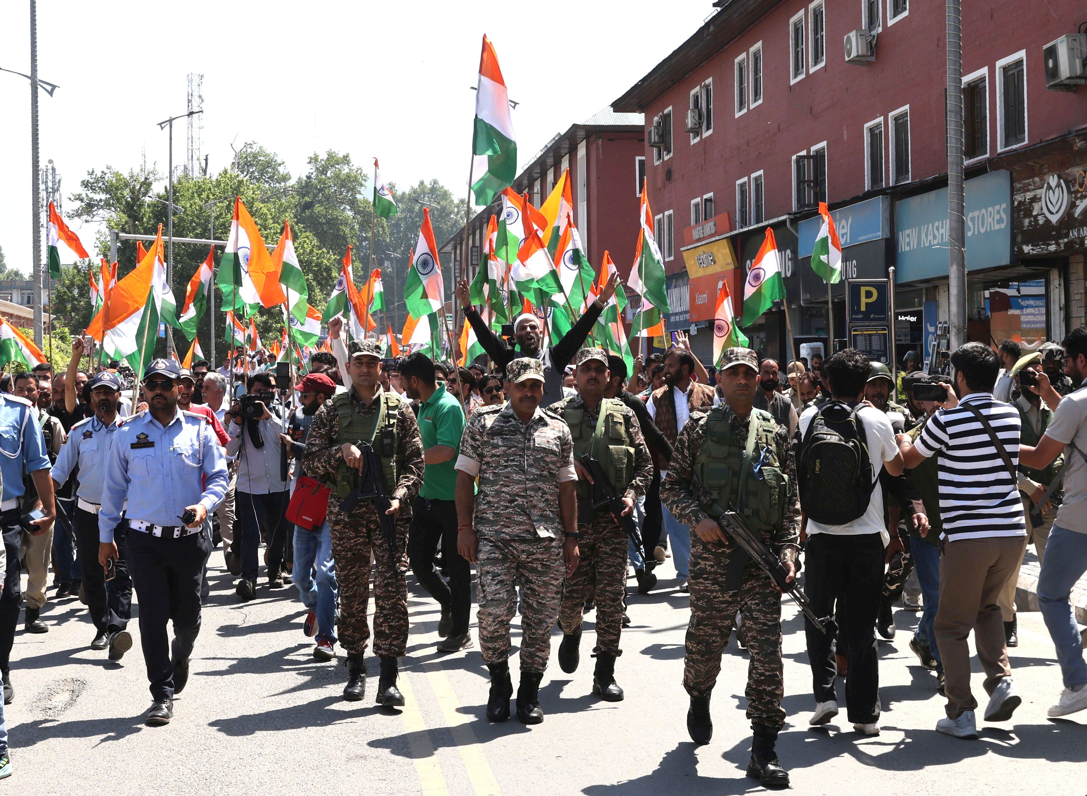 epa12101560 Security forces maintain vigil as leaders, workers, and supporters of India's ruling Bharatiya Janata Party (BJP) participate in a Tiranga (tricolor flag) march in support of 'Operation Sindoor' and solidarity with the Indian Armed Forces, in Srinagar, India, 15 May 2025. A ceasefire between Pakistan and India went into force on 10 May 2025, following days of military escalation. EPA-EFE/FAROOQ KHAN