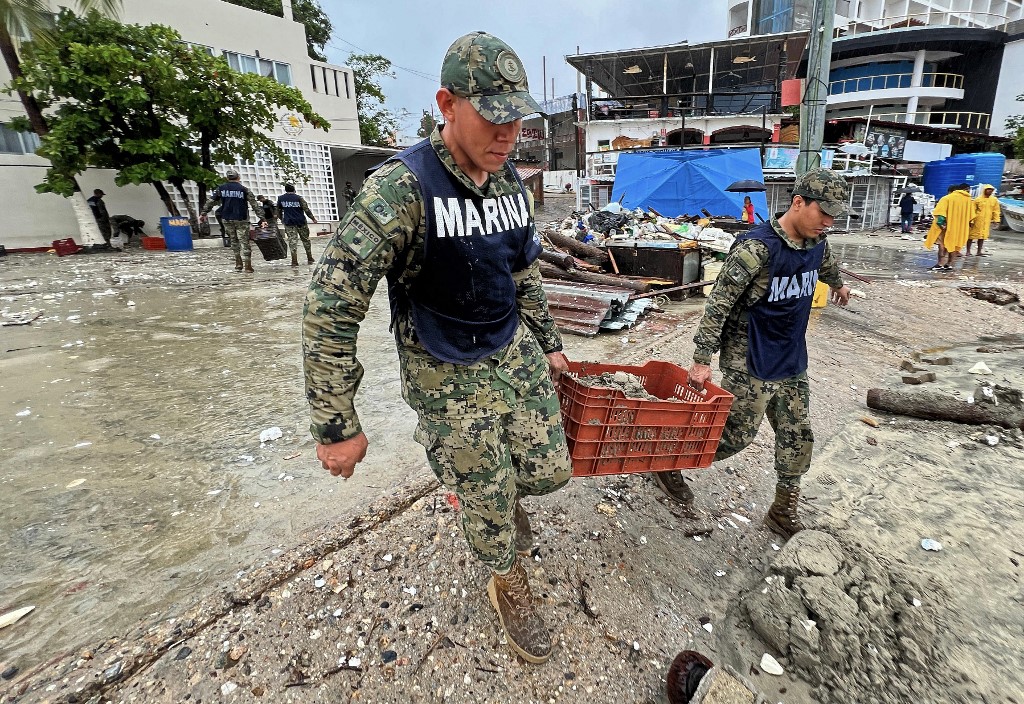Mexican Navy members help with repair tasks following the passage of Hurricane Erick in Bahia Principal, Puerto Escondido, state of Oaxaca, Mexico, on June 19, 2025 [Carlo Echegoyen/AFP