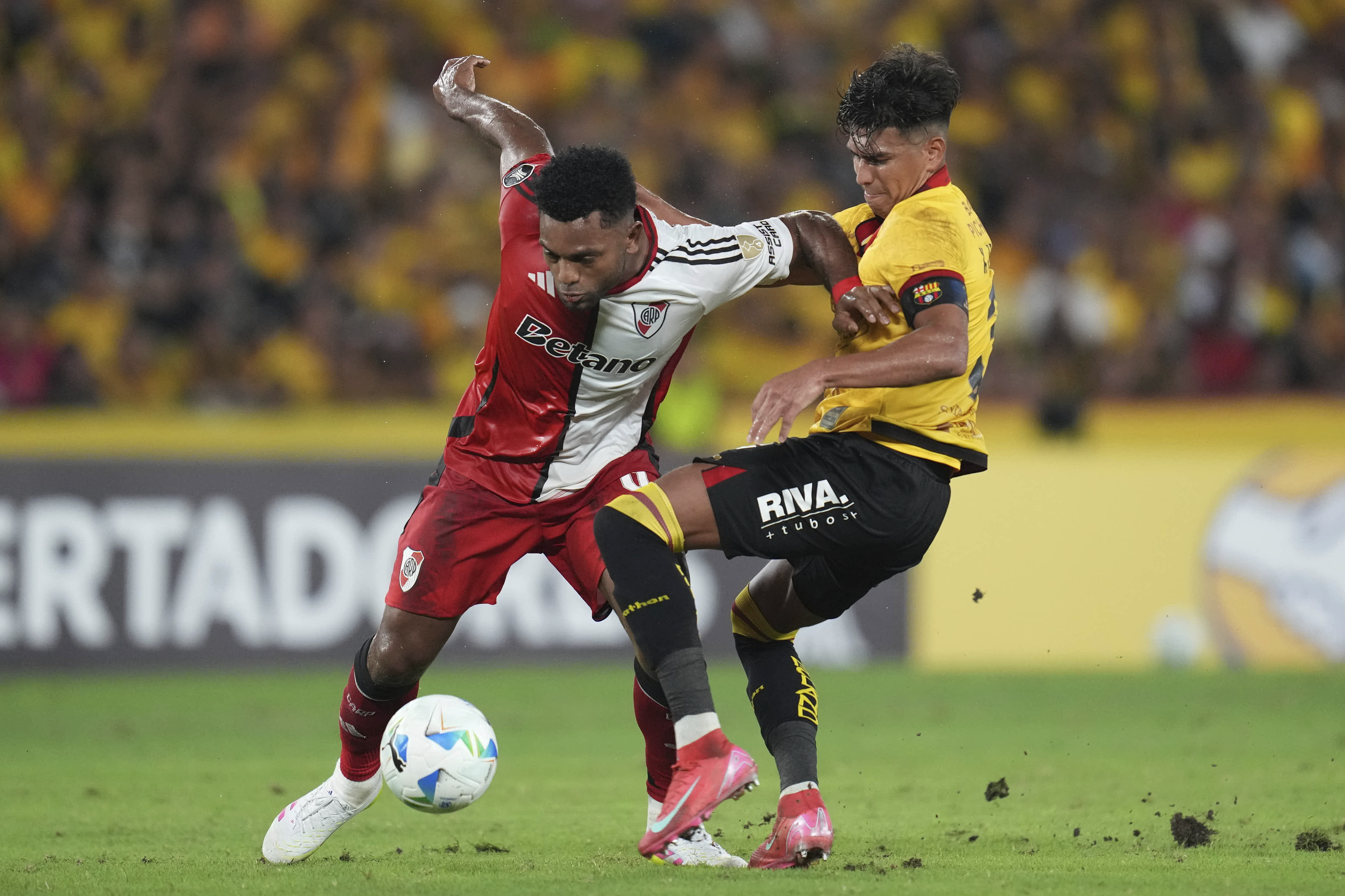 Miguel Borja of Argentina's River Plate, left, and Xavier Arreaga of Ecuador's Barcelona battle for the ball during a Copa Libertadores Group B soccer match at Banco Pichincha stadium in Guayaquil, Ecuador, Thursday, May 8, 2025. (AP Photo/Dolores Ochoa)