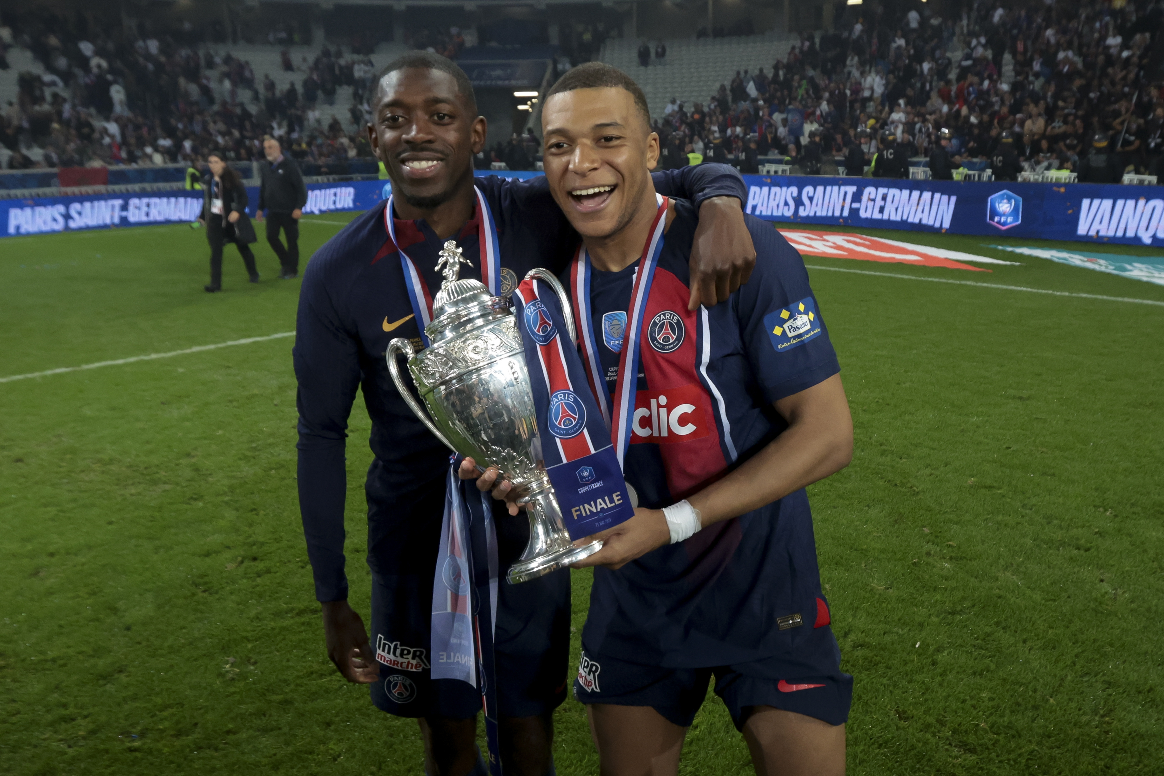 Mbappe and Dembele react.