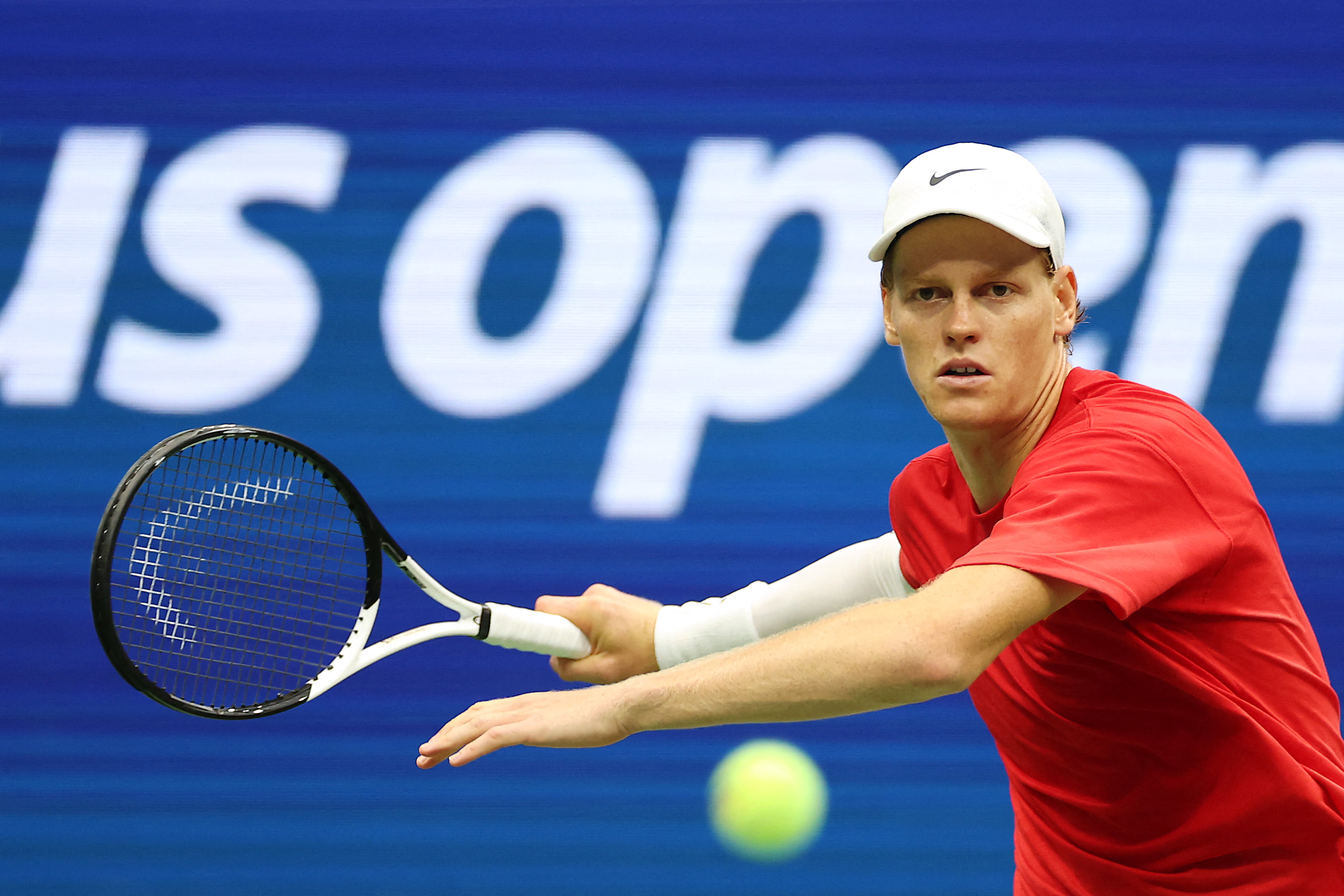 NEW YORK, NEW YORK - AUGUST 21: Jannik Sinner of Italy returns a ball during a practice session ahead of the 2025 US Open at USTA Billie Jean King National Tennis Center on August 21, 2025 in the Queens borough of New York City. Sarah Stier/Getty Images/AFP (Photo by Sarah Stier / GETTY IMAGES NORTH AMERICA / Getty Images via AFP)
