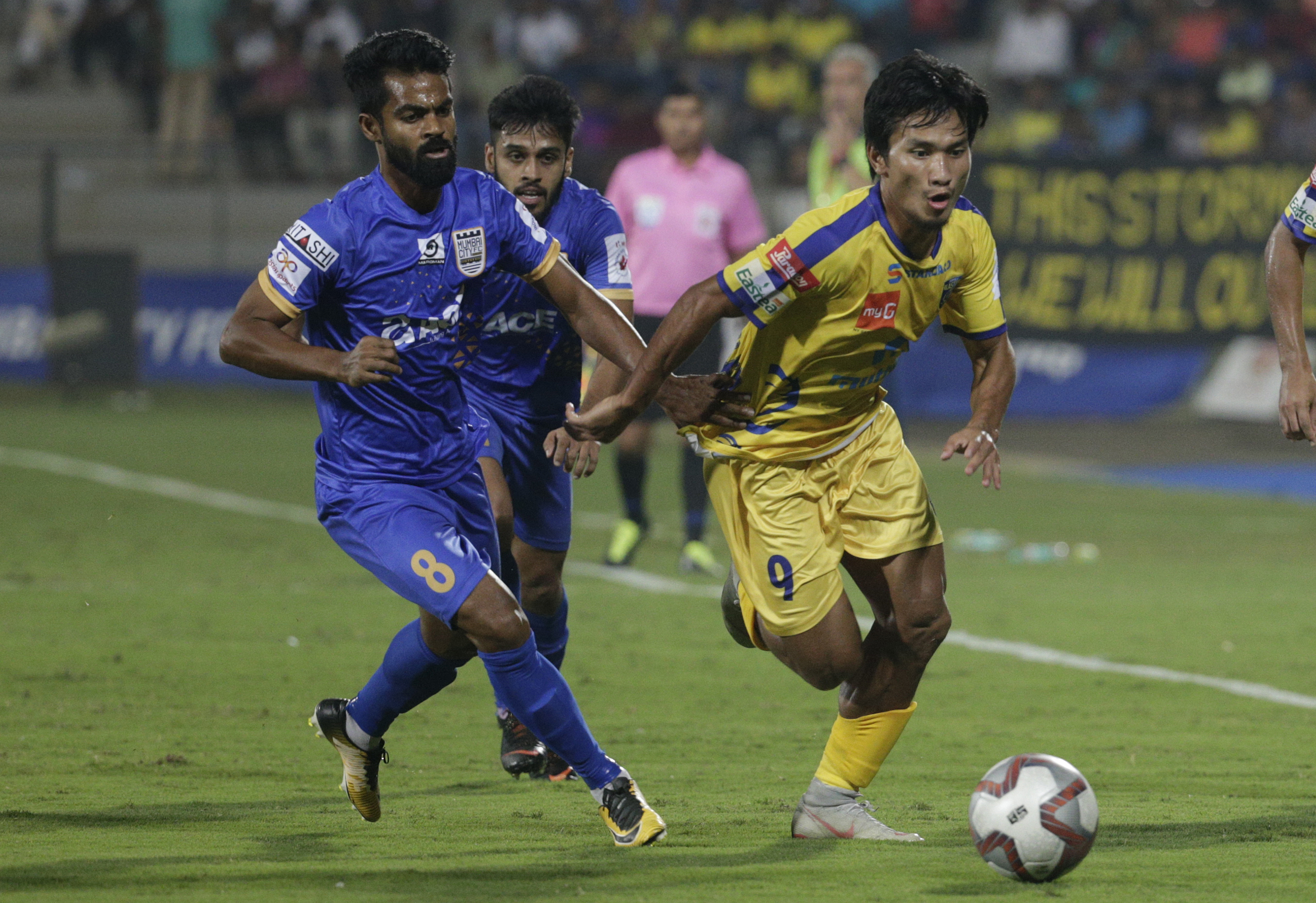 Mohammed Rafique, left, of Mumbai City FC fights for ball with Seiminlen Doungel of Kerala Football FC.