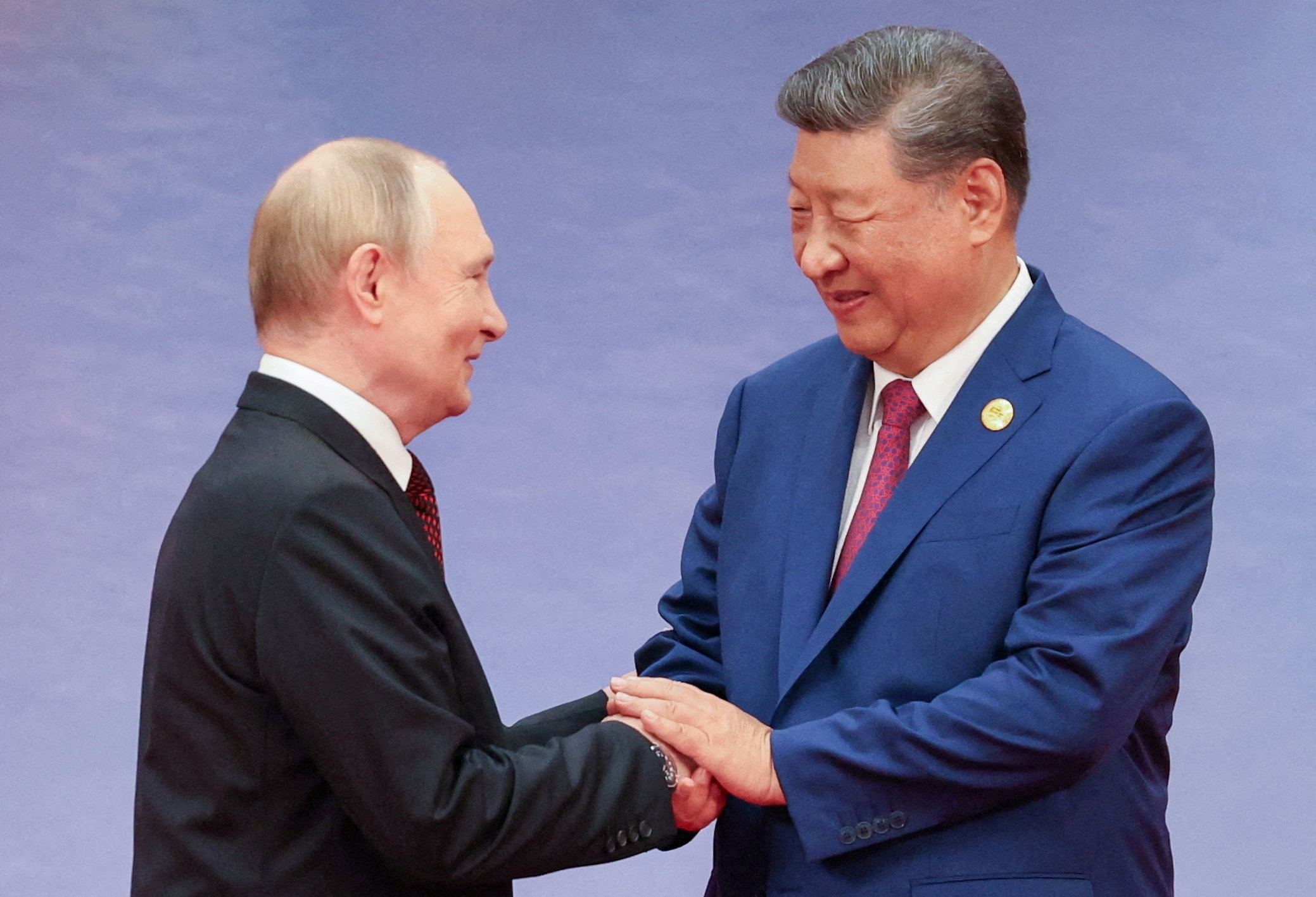 Chinese President Xi Jinping welcomes Russian President Vladimir Putin during a ceremony at the Shanghai Cooperation Organisation (SCO) summit in Tianjin, China August 31, 2025. Sputnik/Alexander Kazakov/Pool via REUTERS ATTENTION EDITORS - THIS IMAGE WAS PROVIDED BY A THIRD PARTY. TPX IMAGES OF THE DAY
