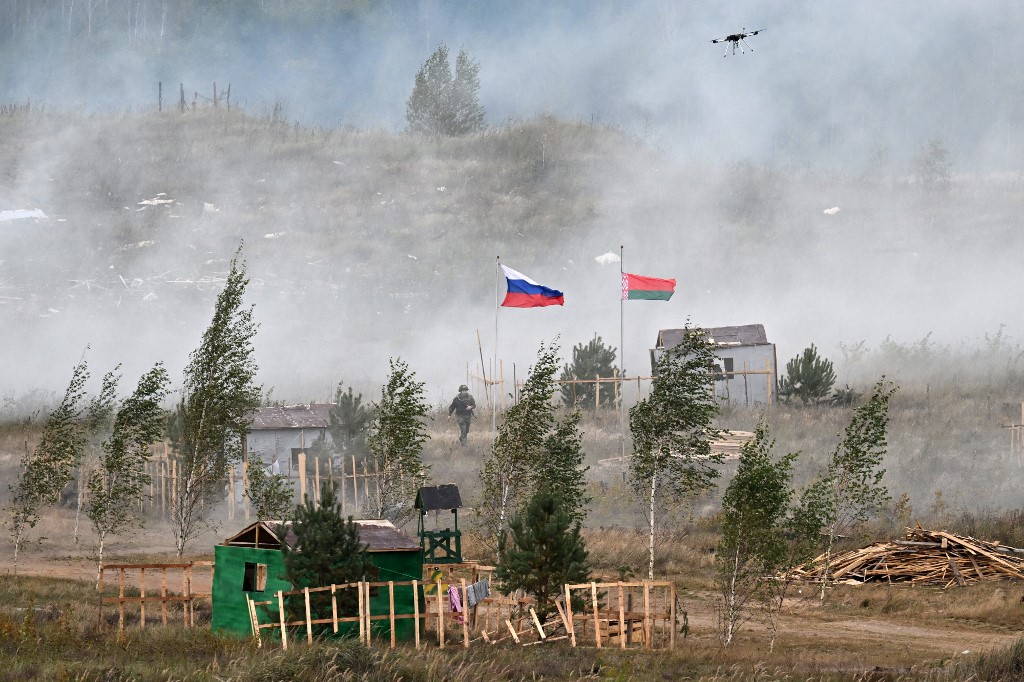A serviceman takes part in the "Zapad-2025" (West-2025) joint Russian-Belarusian military drills at a training ground near the town of Borisov, east of the capital Minsk, on September 15, 2025. (Photo by Olesya KURPYAYEVA / AFP)