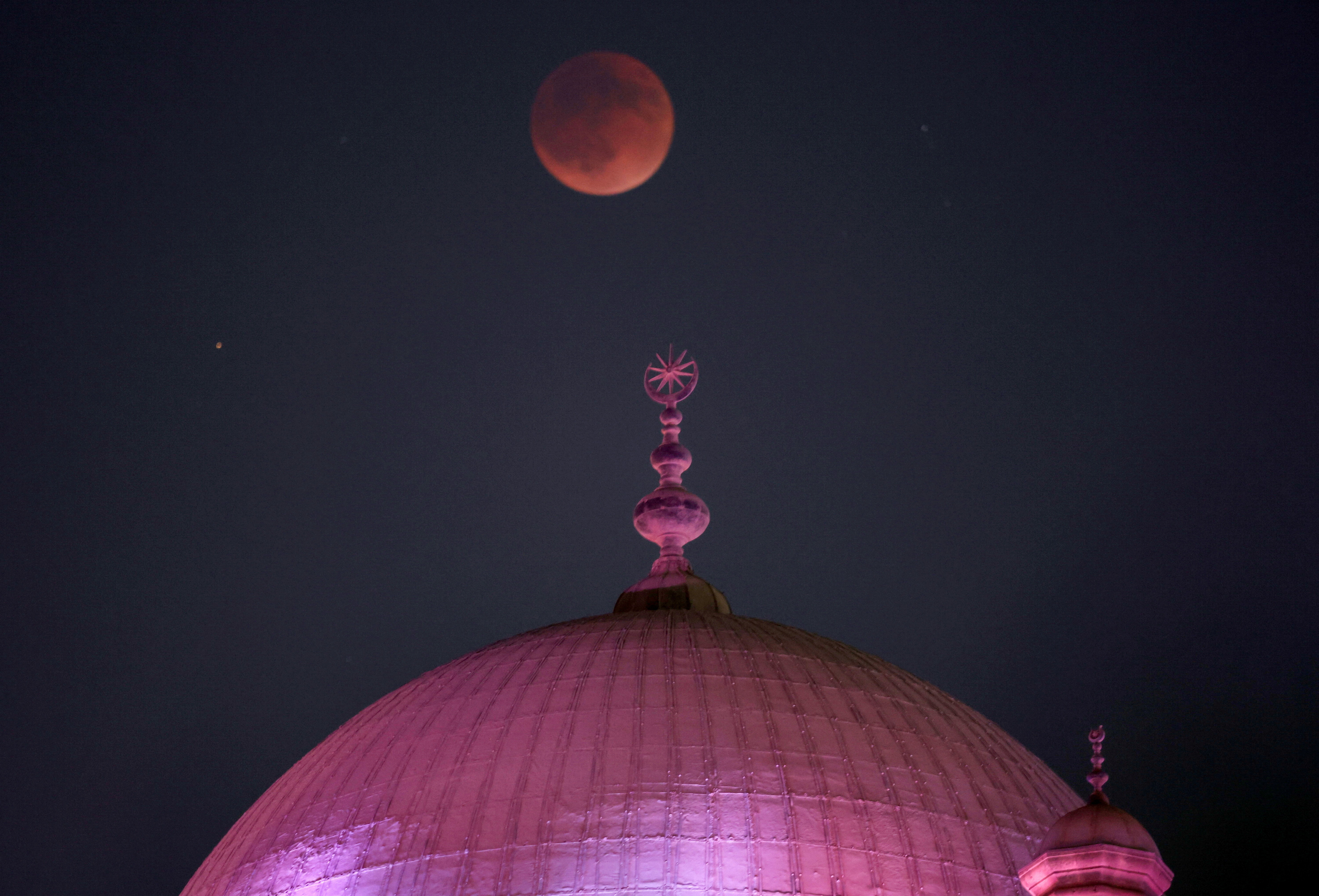 'Blood Moon' rises during total lunar eclipse