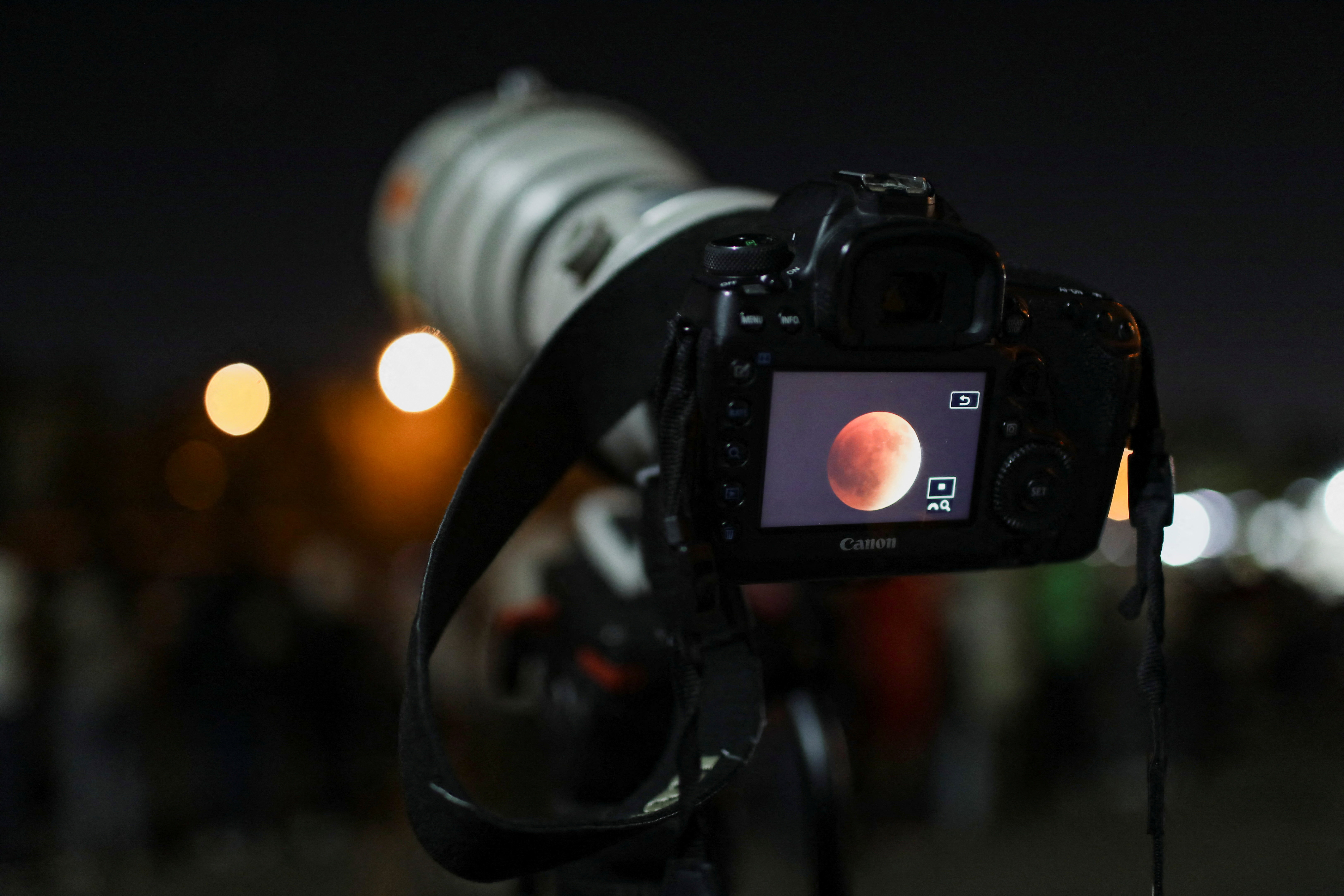 'Blood Moon' rises during total lunar eclipse