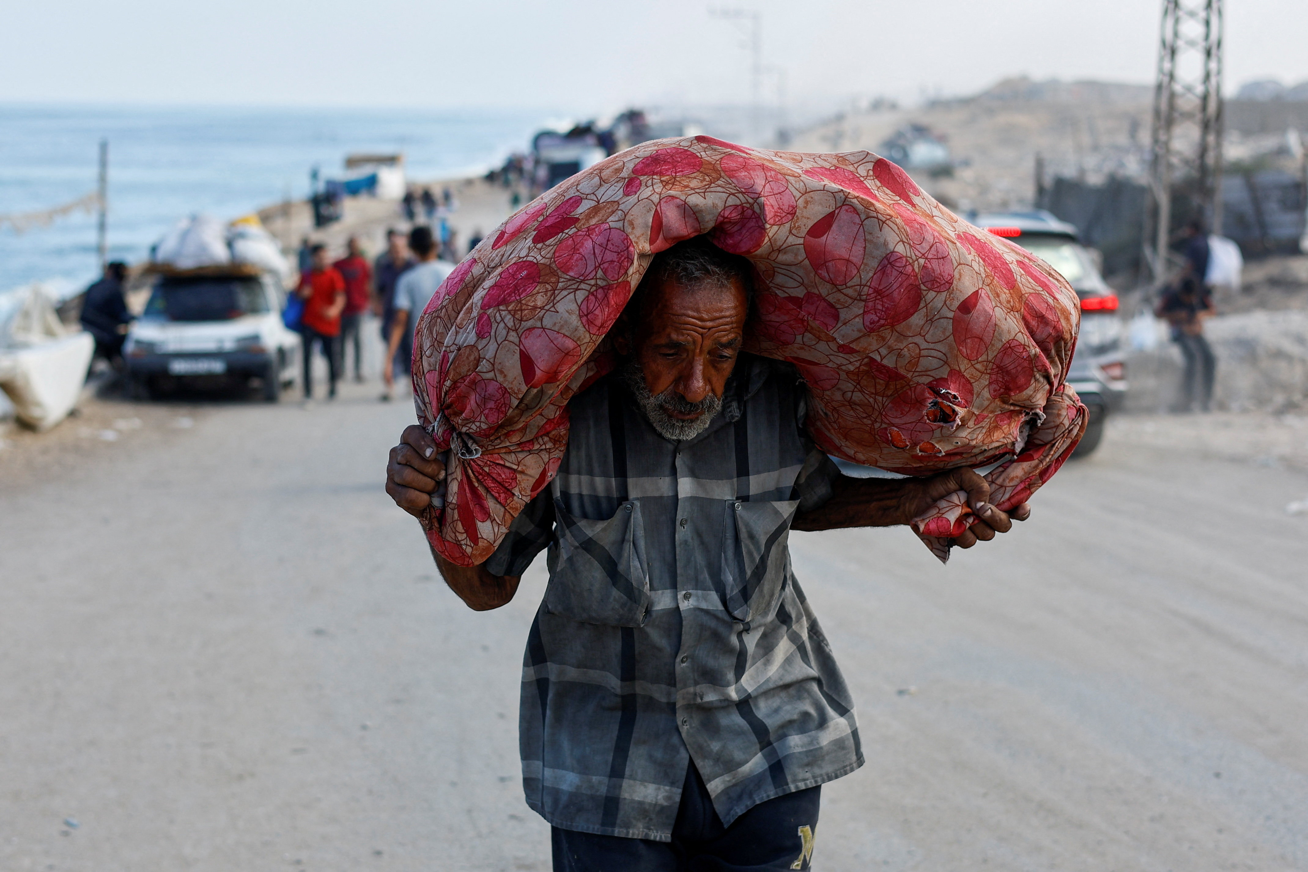 Thousands of Palestinians flee Gaza City