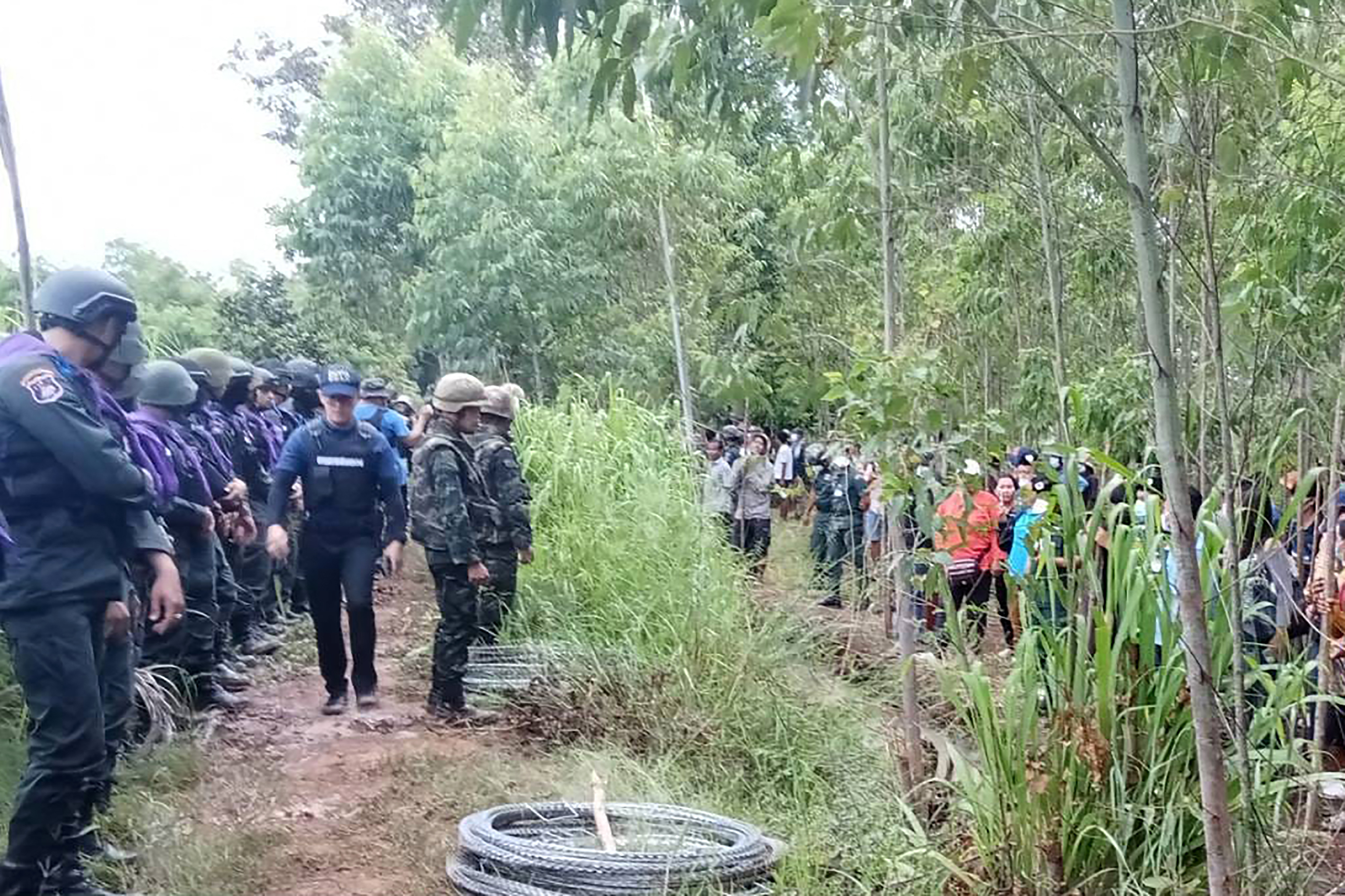 This handout photo taken and released by the Royal Thai Army on September 17, 2025 shows Thai Border Patrol Police (BPP) and police facing Cambodian people in a disputed area along the Cambodia-Thailand border in Sa Kaeo province. Thai forces fired rubber bullets and tear gas during a stand-off with Cambodian protesters along their disputed border on September 17, Bangkok's military said, a move that Phnom Penh stated injured more than 20 people. Thai Army personnel were laying barbed wire on the border in Sa Kaeo when around 200 Cambodians gathered to protest, the Thai military said in a statement. (Photo by Handout / ROYAL THAI ARMY / AFP) / -----EDITORS NOTE --- RESTRICTED TO EDITORIAL USE - MANDATORY CREDIT "AFP PHOTO / ROYAL THAI ARMY " - NO MARKETING - NO ADVERTISING CAMPAIGNS - DISTRIBUTED AS A SERVICE TO CLIENTS