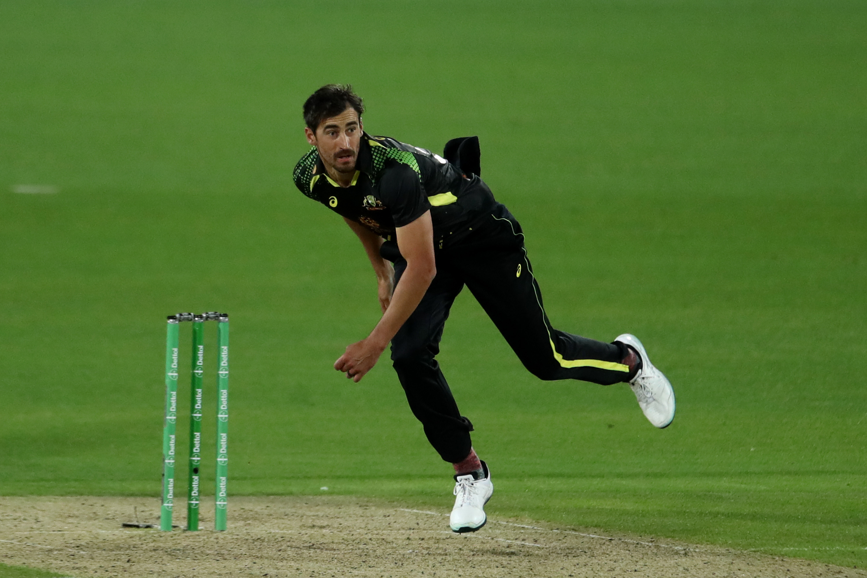 Mitchell starc in action.