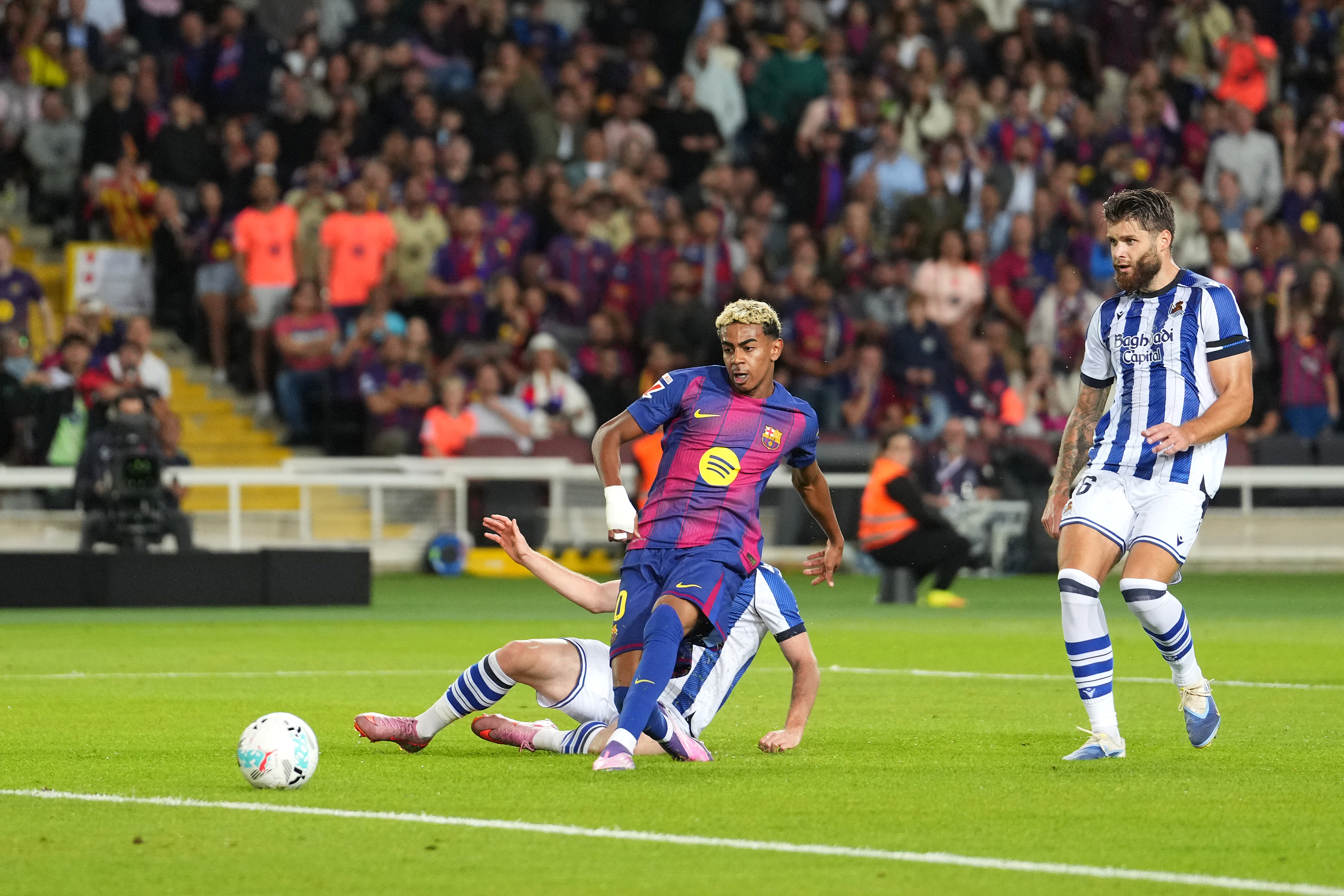 Lamine Yamal in action.