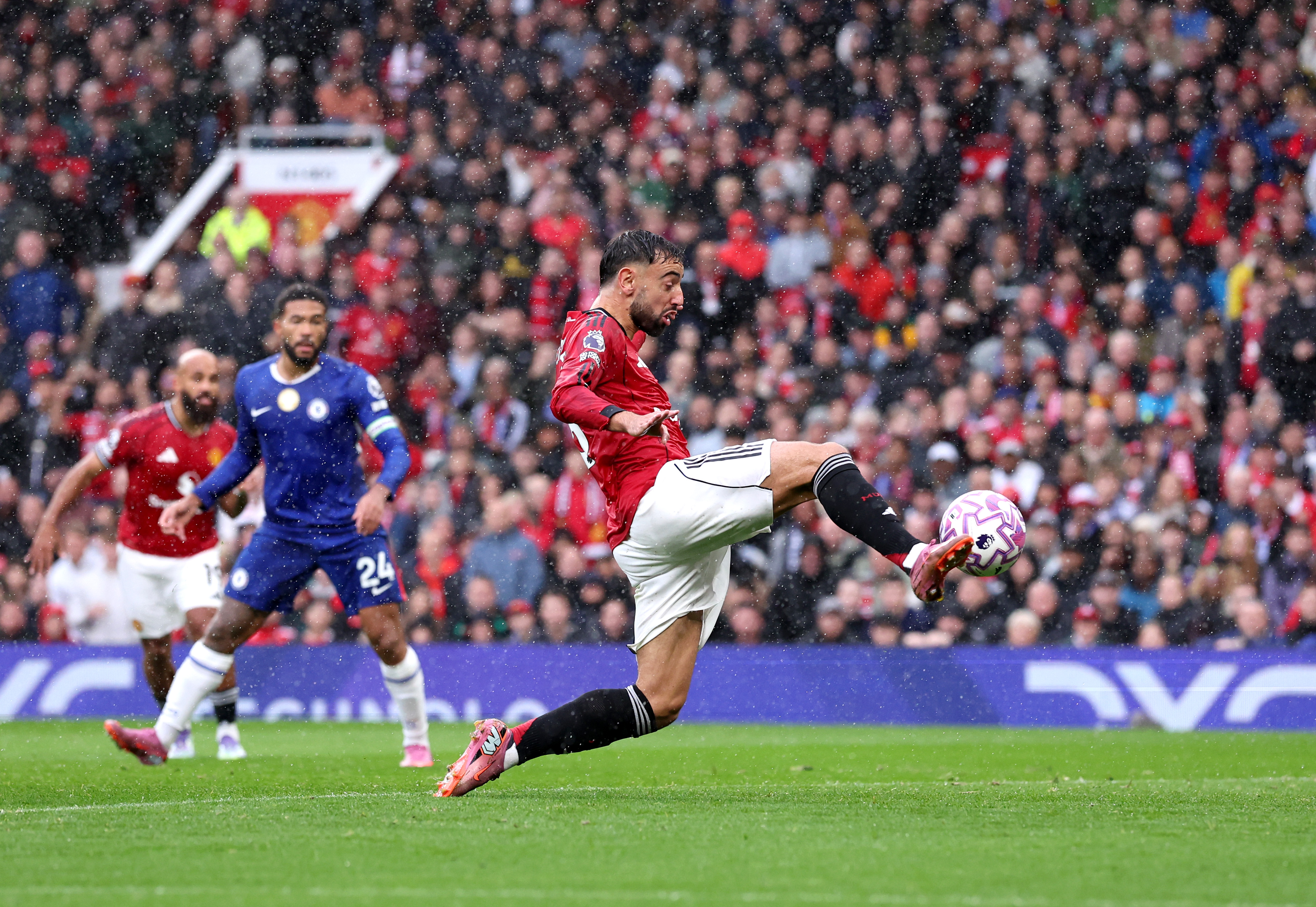 MANCHESTER, ENGLAND - SEPTEMBER 20: Bruno Fernandes of Manchester United scores his team's first goal during the Premier League match between Manchester United and Chelsea at Old Trafford on September 20, 2025 in Manchester, England. (Photo by Alex Livesey/Getty Images)