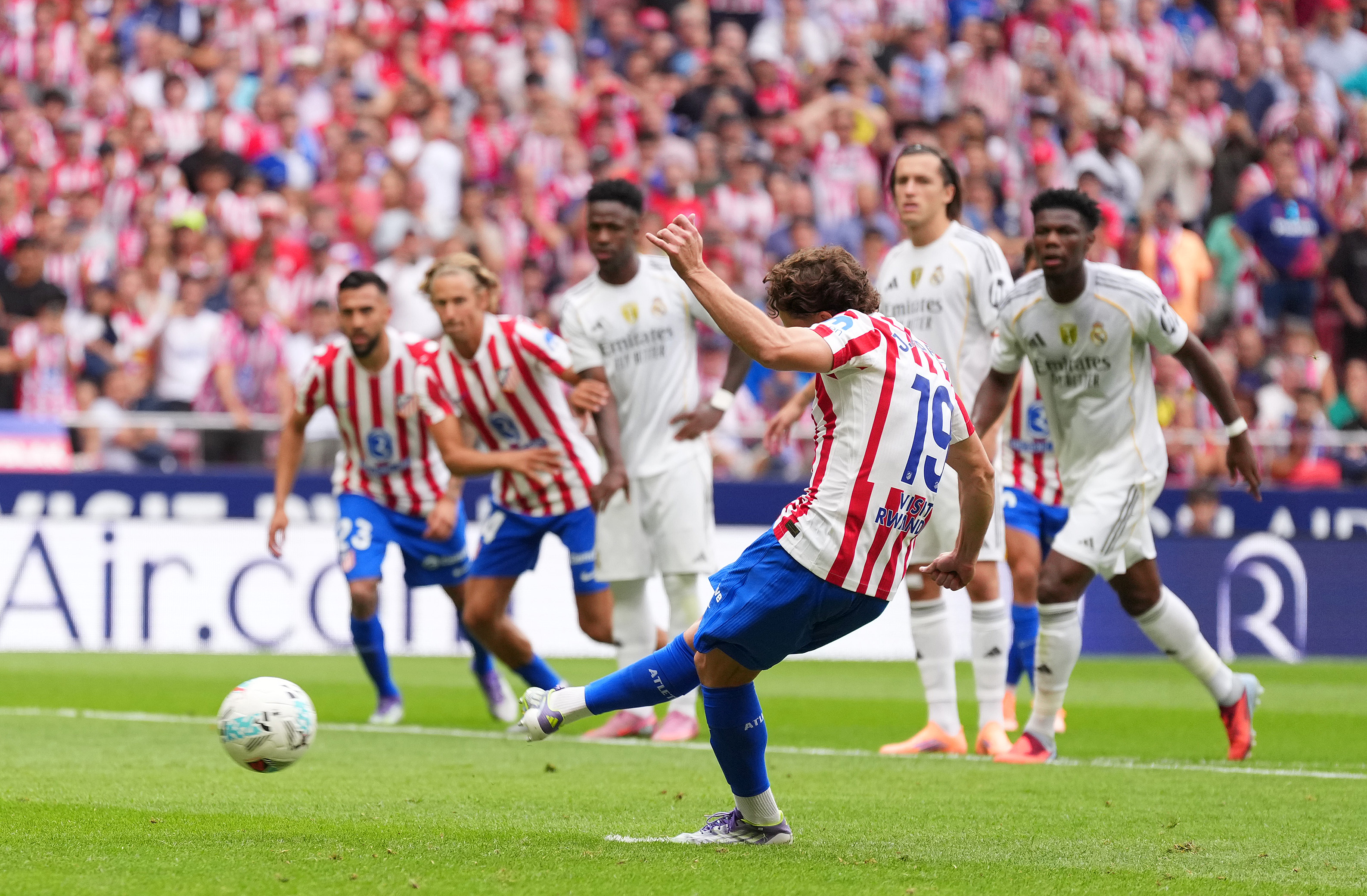MADRID, SPAIN - SEPTEMBER 27: Julian Alvarez of Atletico de Madrid scores his team's third goal from the penalty spot during the LaLiga EA Sports match between Atletico de Madrid and Real Madrid CF at Riyadh Air Metropolitano on September 27, 2025 in Madrid, Spain. (Photo by Angel Martinez/Getty Images)