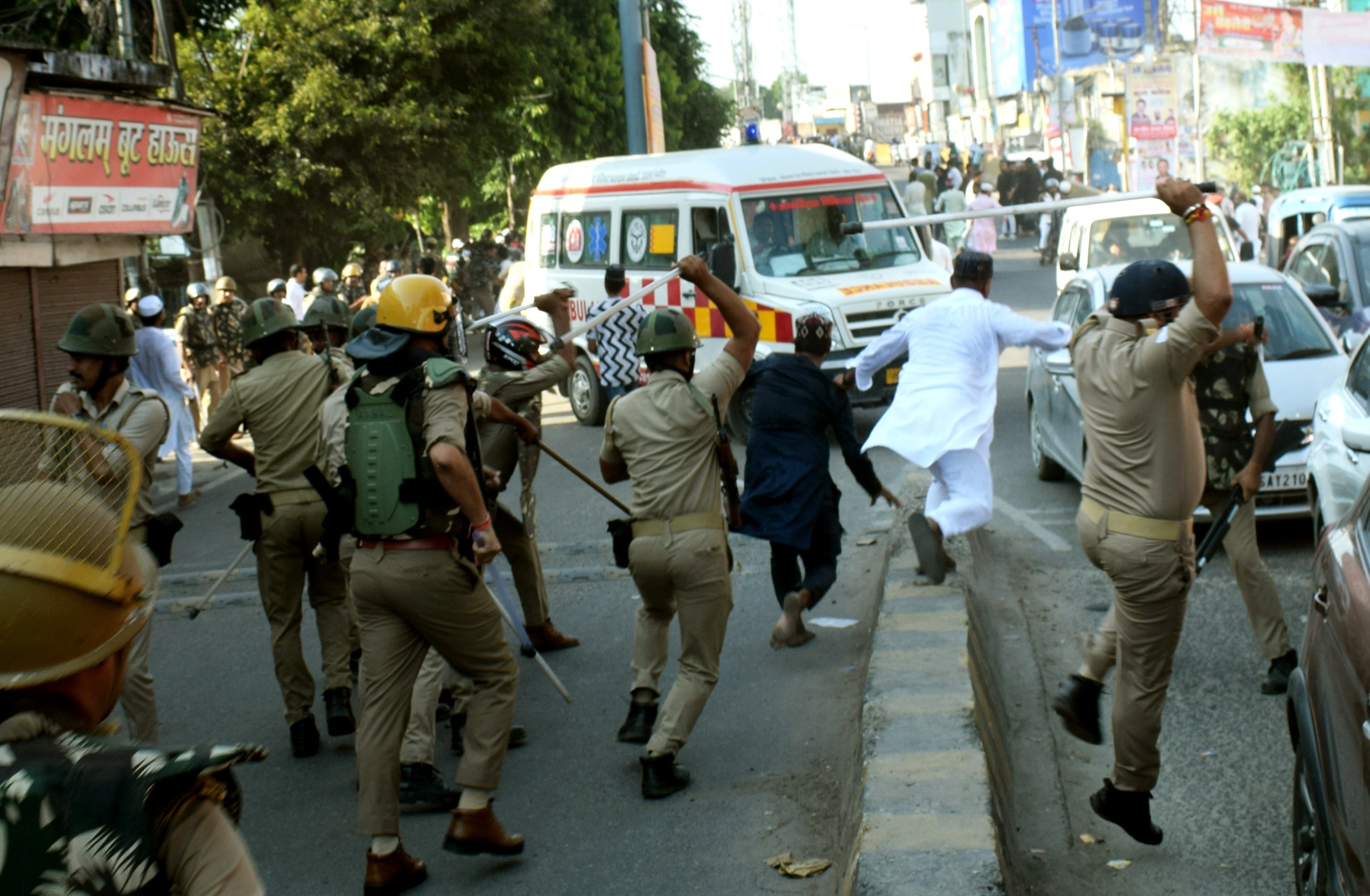 Police attacking Muslim demonstrators in Bareilly, Uttar Pradesh, India [Al Jazeera]