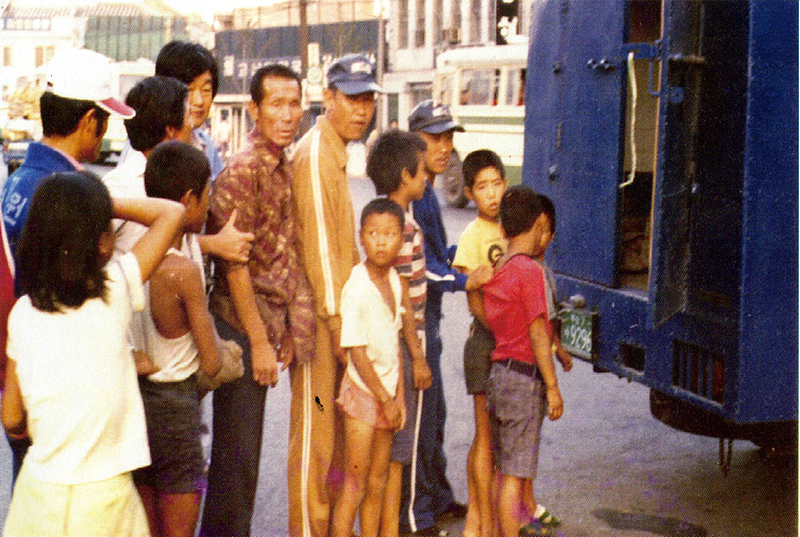 This image shows adults and children being placed in a truck sent out from the Brothers Home to collect so-called ‘vagrants’ across Busan city [Courtesy of the Brothers Home Committee]