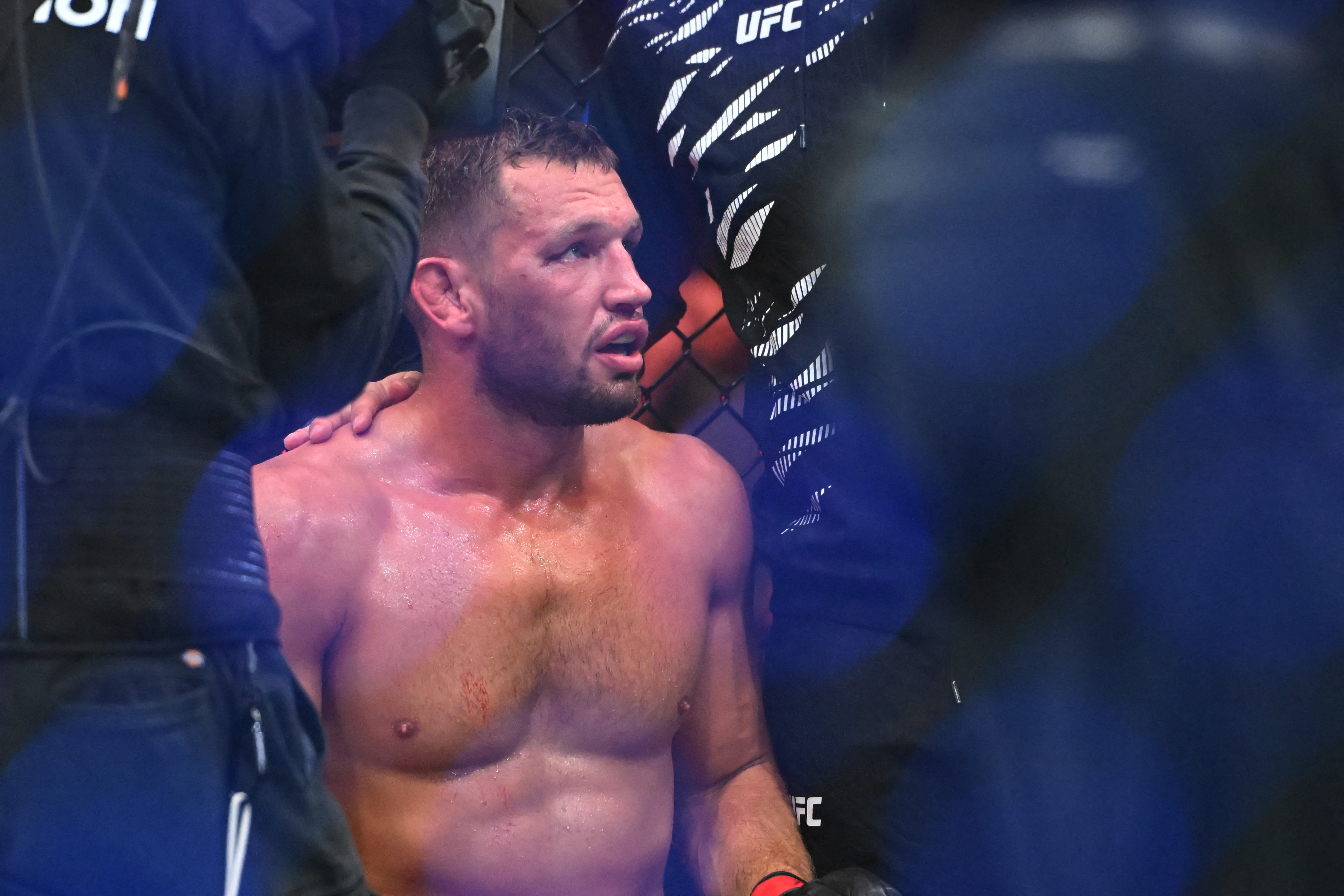 An exhausted de Ridder is forced to throw in the towel between the fourth and fifth rounds