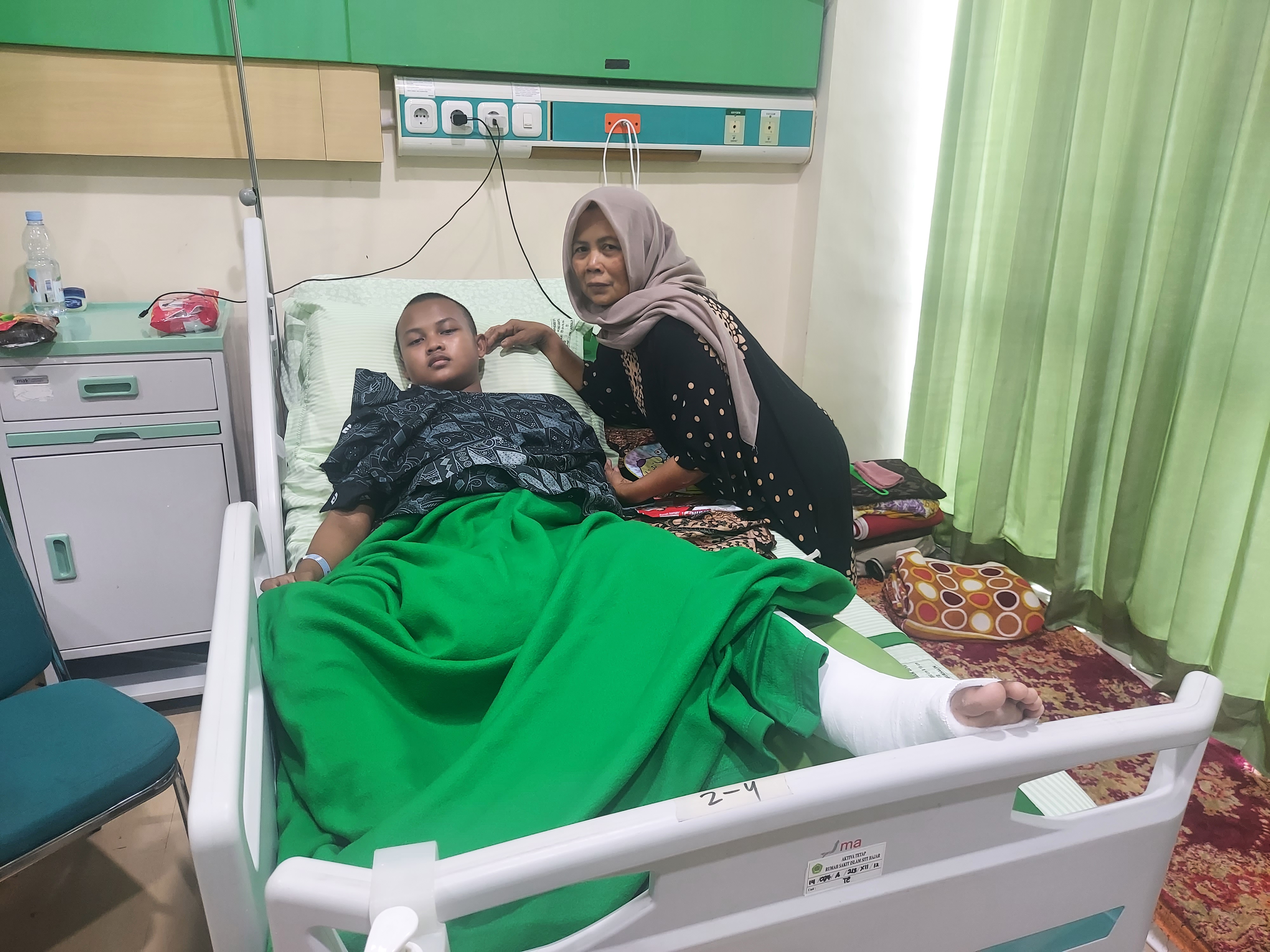 Muhammad Royhan Firdaus and his mother hope he can return to the school to continue his studies