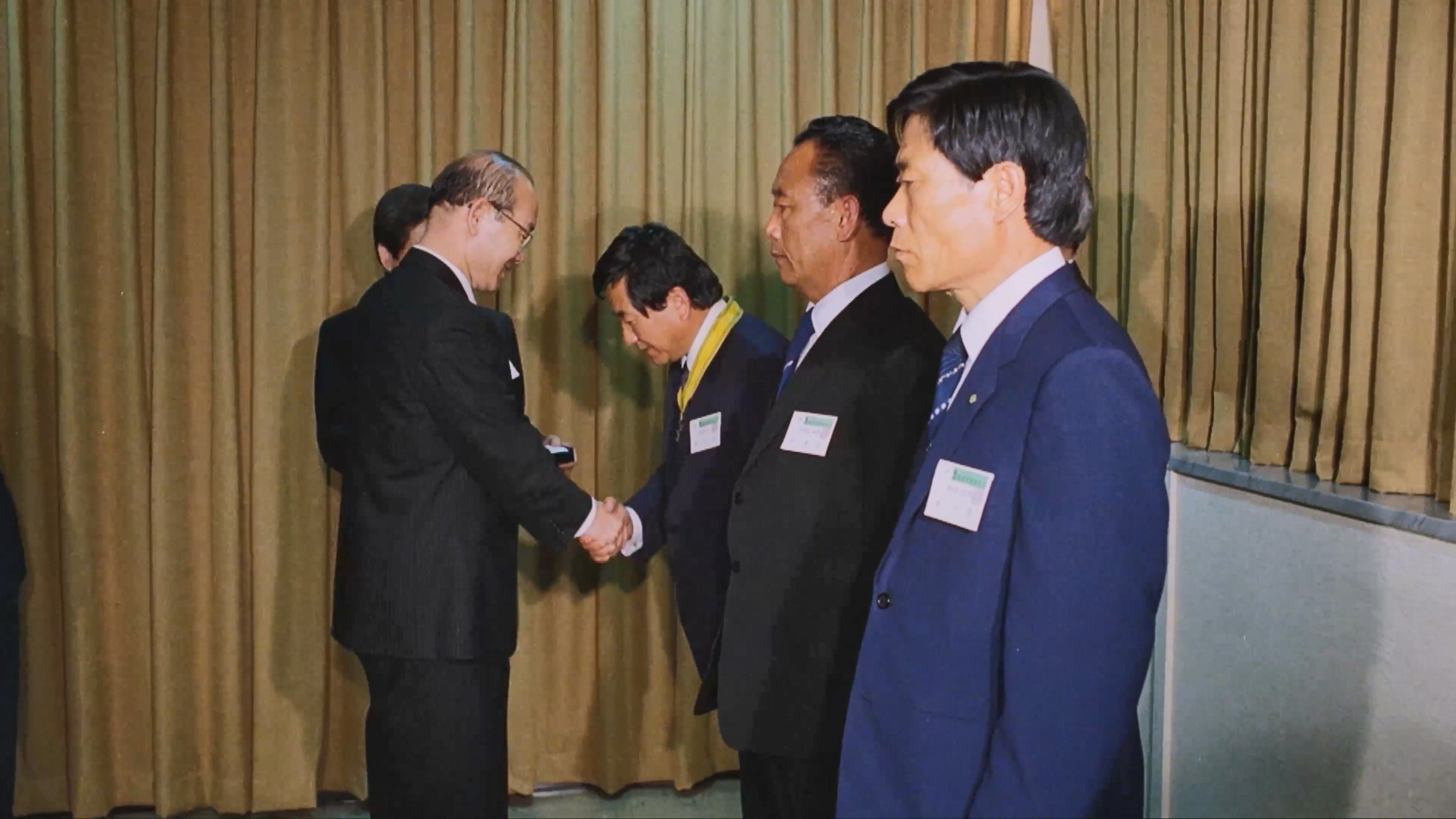 Brothers Home director Park (back right) receives a medal of merit for his work from South Korea’s then-President Chun Doo-hwan, left, in 1984 [Courtesy of Netflix Korea]