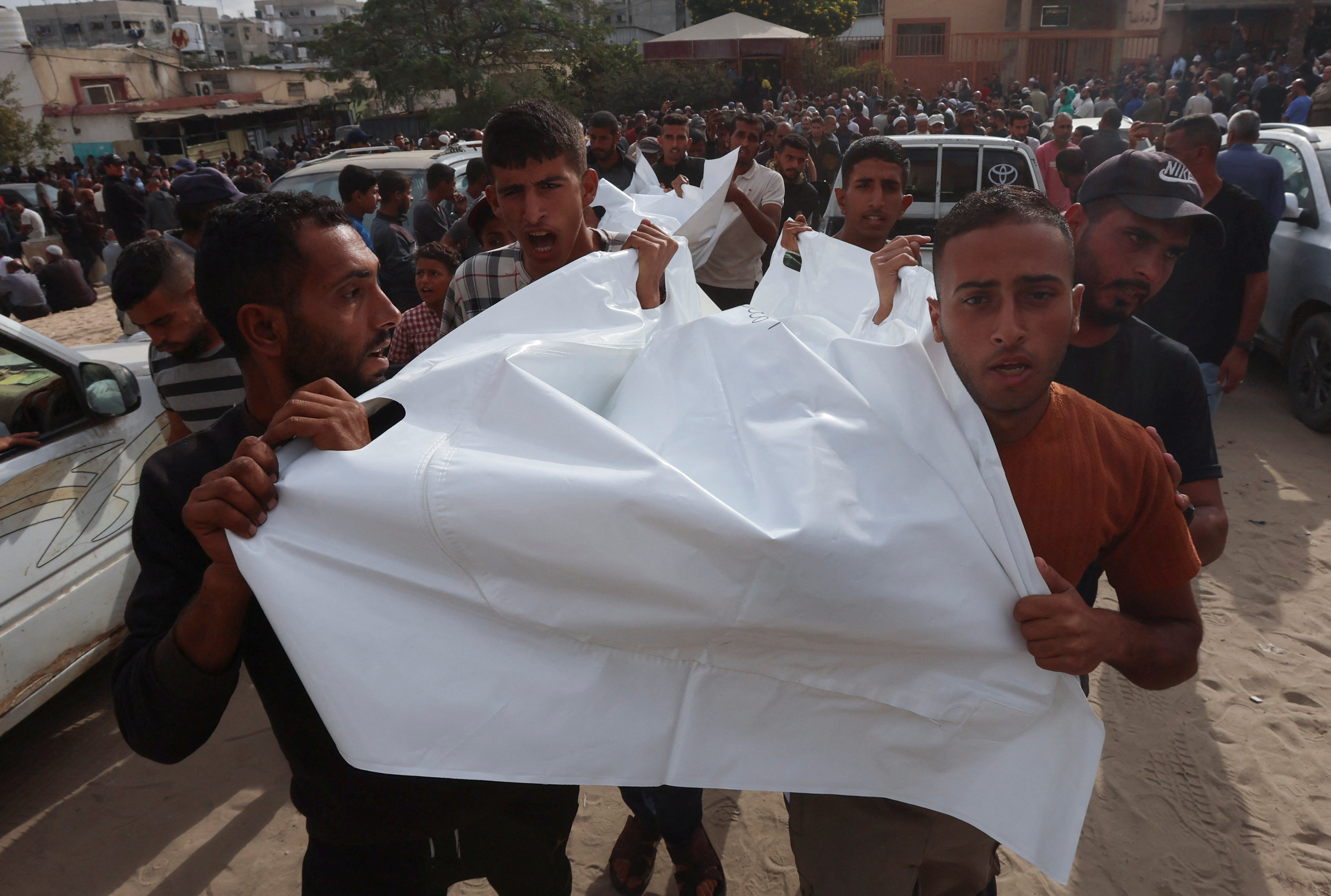 People carry the bodies of Palestinians who, according to medics, were killed in overnight Israeli strikes, at Nasser Hospital in Khan Younis in the southern Gaza Strip, October 29, 2025. REUTERS/Ramadan Abed