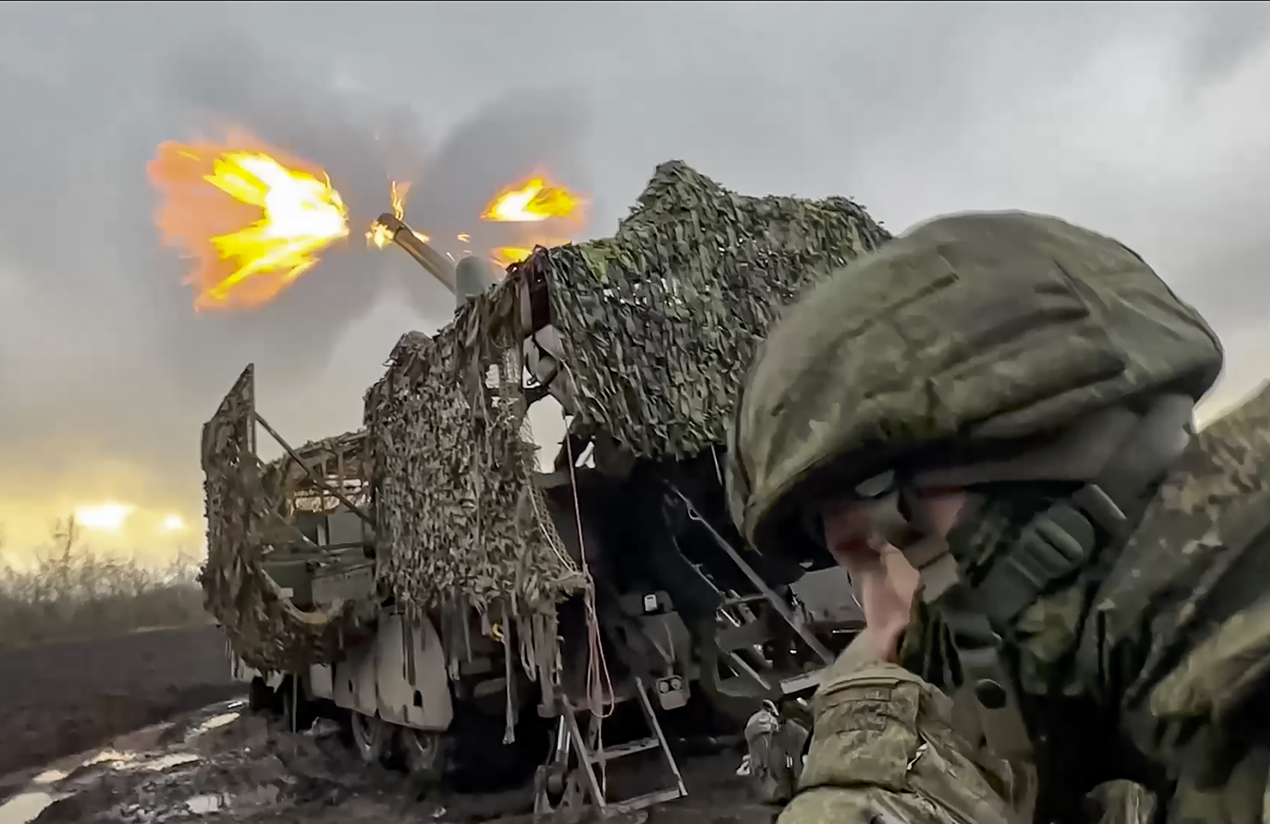 epa12533455 A handout still image taken from handout video provided 18 November 2025, by the Russian Defence Ministry press-service shows a Russian serviceman firing a new Russian 152mm truck-mounted self-propelled howitzer Malva towards Ukrainian army positions at an undisclosed location in Ukraine. EPA/RUSSIAN DEFENCE MINISTRY PRESS SERVICE/HANDOUT HANDOUT HANDOUT EDITORIAL USE ONLY/NO SALES
