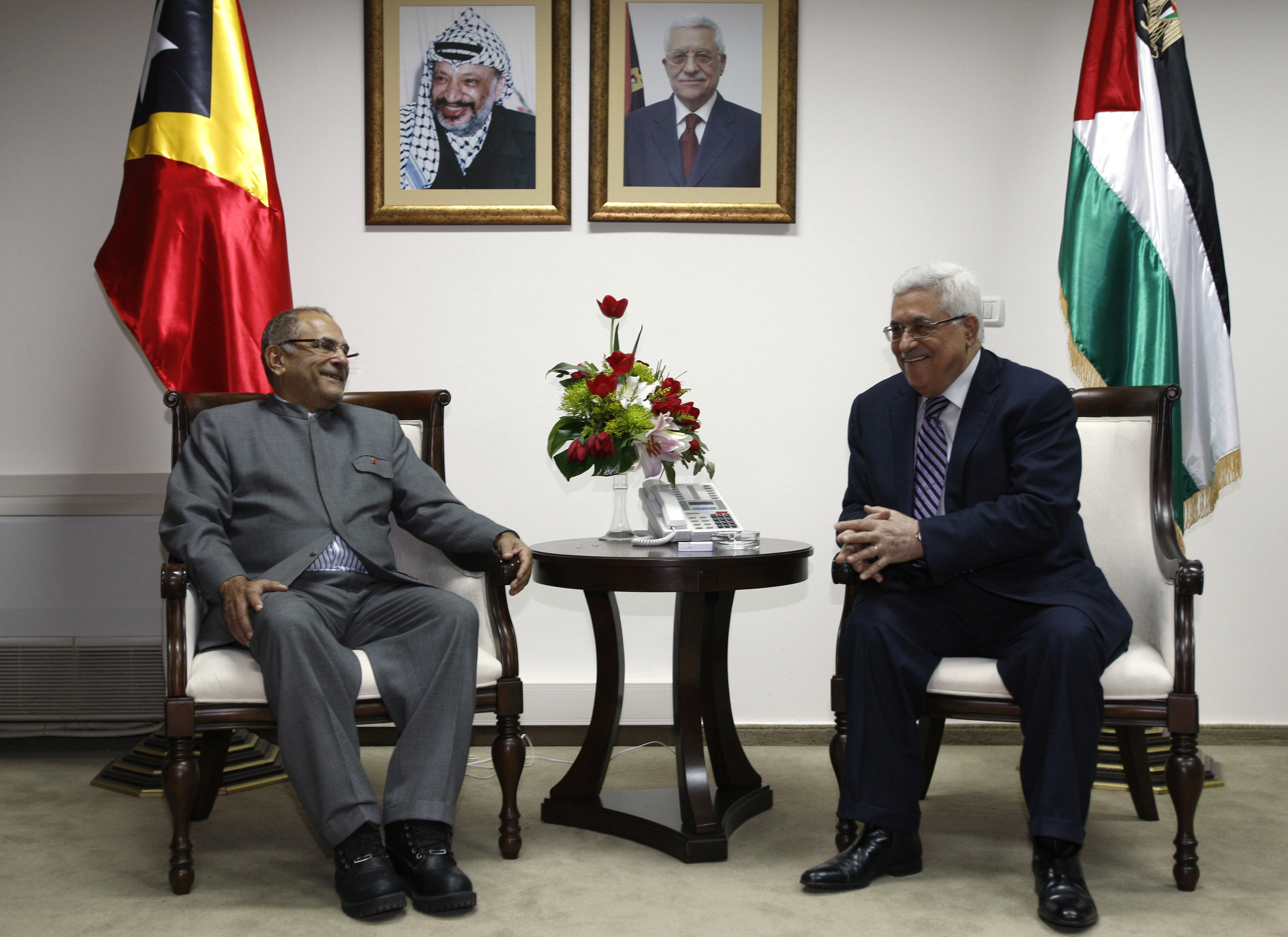 Palestinian President Mahmoud Abbas (R) meets East Timor's President Jose Ramos Horta in the West Bank city of Ramallah February 17, 2011. REUTERS/Mohamad Torokman (WEST BANK - Tags: POLITICS)