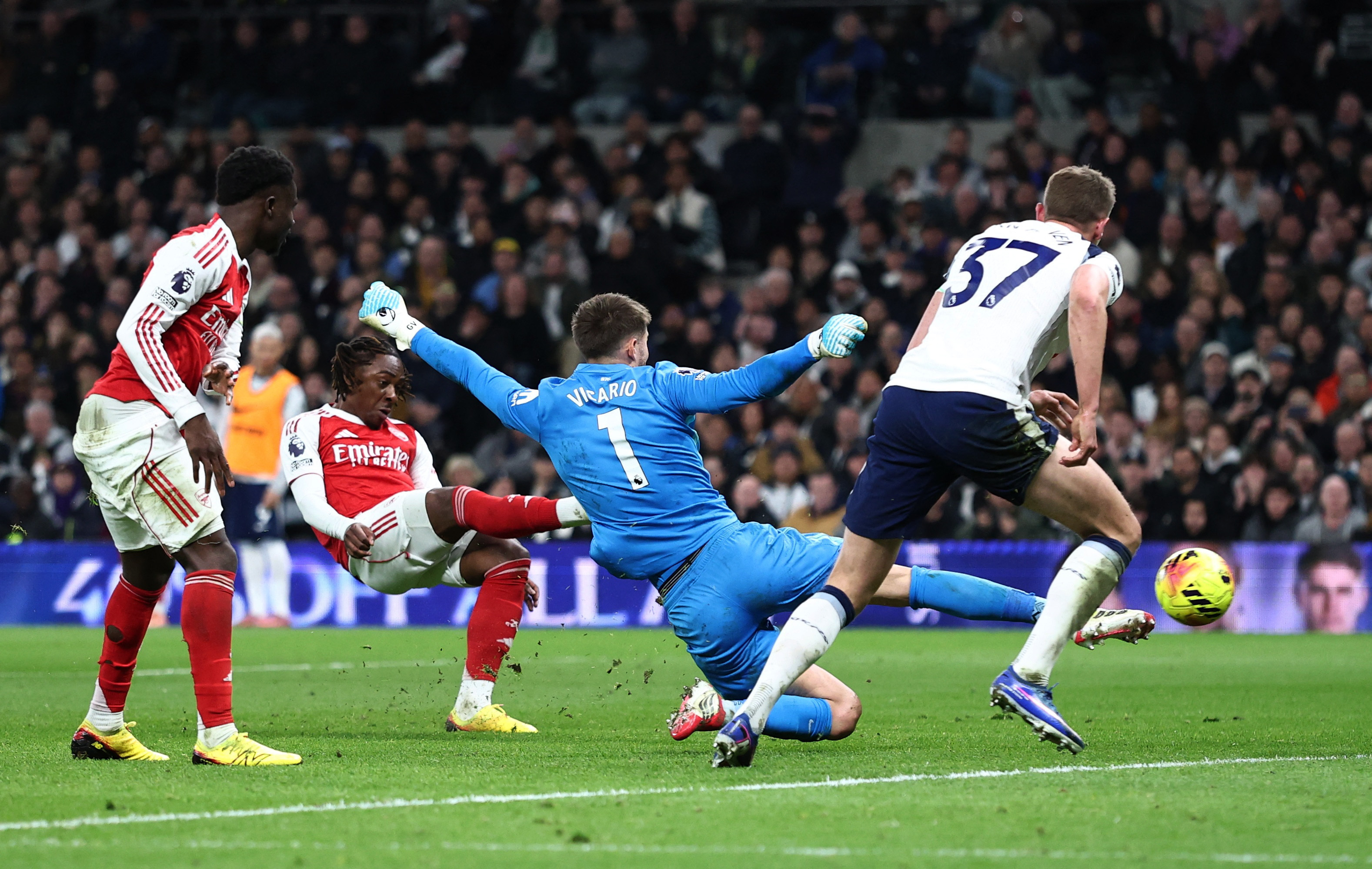 Soccer Football - Premier League - Tottenham Hotspur v Arsenal - Tottenham Hotspur Stadium, London, Britain - February 22, 2026 Arsenal's Eberechi Eze scores their third goal past Tottenham Hotspur's Guglielmo Vicario REUTERS/David Klein EDITORIAL USE ONLY. NO USE WITH UNAUTHORIZED AUDIO, VIDEO, DATA, FIXTURE LISTS, CLUB/LEAGUE LOGOS OR 'LIVE' SERVICES. ONLINE IN-MATCH USE LIMITED TO 120 IMAGES, NO VIDEO EMULATION. NO USE IN BETTING, GAMES OR SINGLE CLUB/LEAGUE/PLAYER PUBLICATIONS. PLEASE CONTACT YOUR ACCOUNT REPRESENTATIVE FOR FURTHER DETAILS..