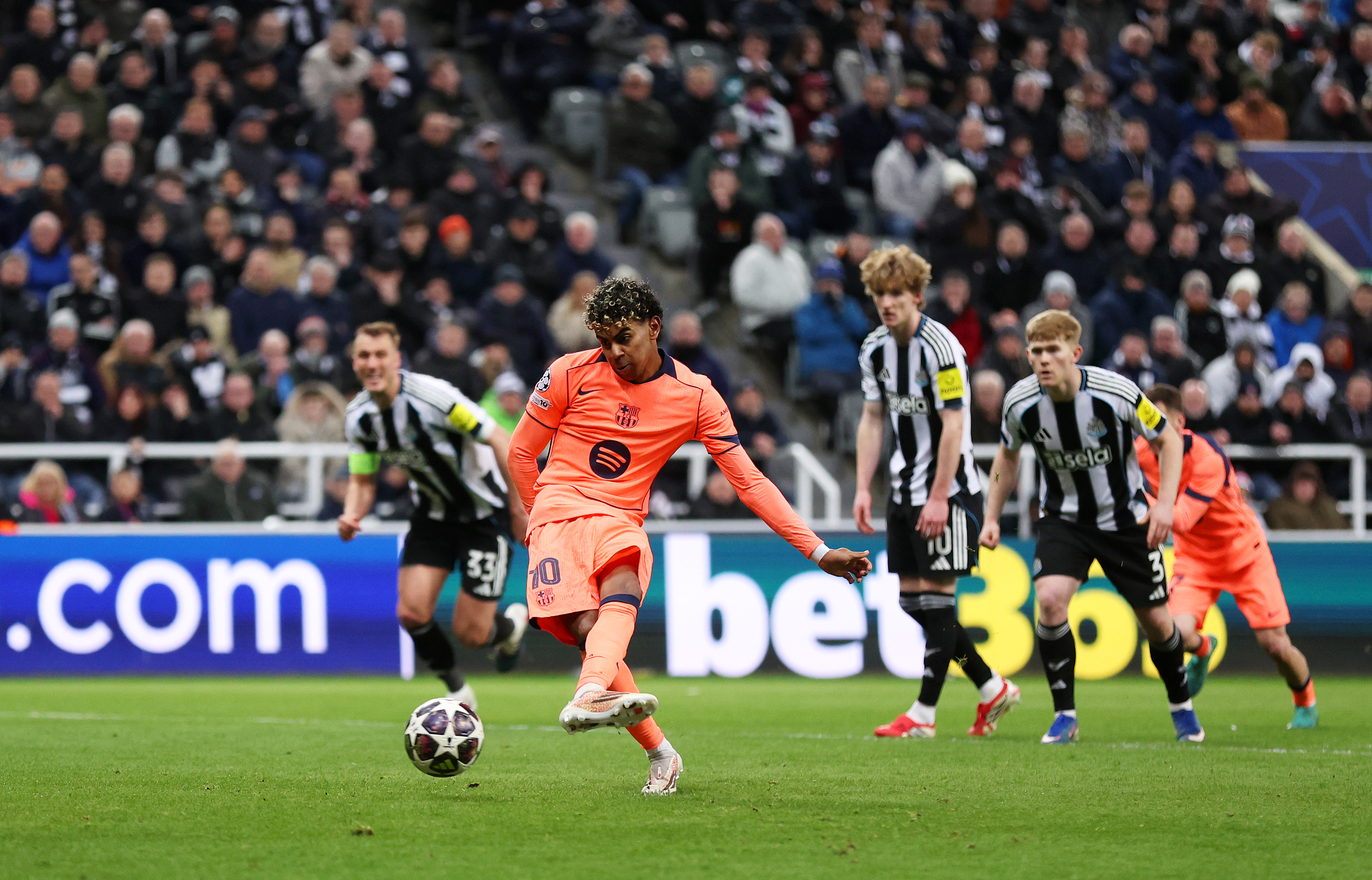 NEWCASTLE UPON TYNE, ENGLAND - MARCH 10: Lamine Yamal of FC Barcelona scores his team's first goal from the penalty spot during the UEFA Champions League 2025/26 Round of 16 First Leg match between Newcastle United FC and FC Barcelona at St James' Park on March 10, 2026 in Newcastle upon Tyne, England. (Photo by George Wood/Getty Images)